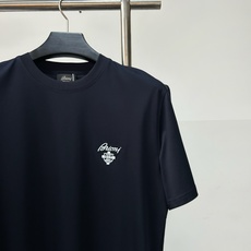 。 2026SS意大利Brioni独家品质全身双车线,区别于市场版本,字母刺绣系列短袖T恤,面料采用原版 。 2026SS意大利Brioni独家品质全身双车线,区别于市场版本,字母刺绣系列短袖T恤,面料采用原版