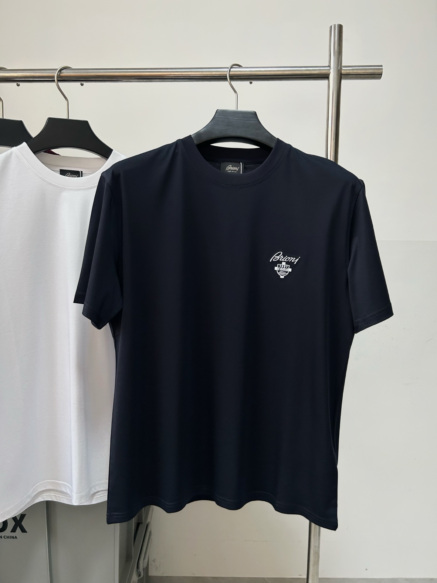。 2026SS意大利Brioni独家品质全身双车线，区别于市场版本，字母刺绣系列短袖T恤，面料采用原版