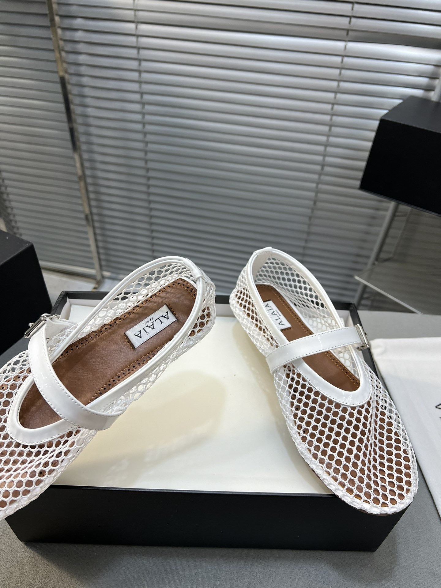 “Alaia Ballet Flats: Sheepskin, Rubber Sole, Simple Style, Top Market” - 图片 7