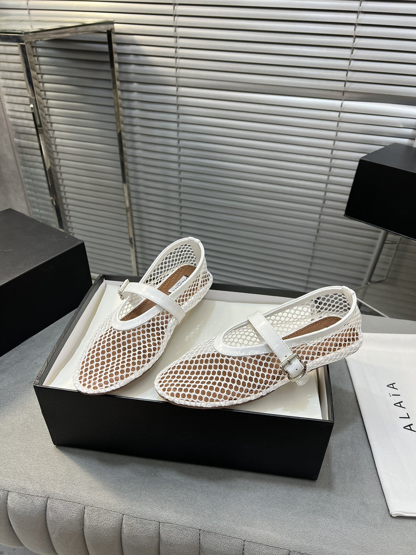 “Alaia Ballet Flats: Sheepskin, Rubber Sole, Simple Style, Top Market” - 图片 4