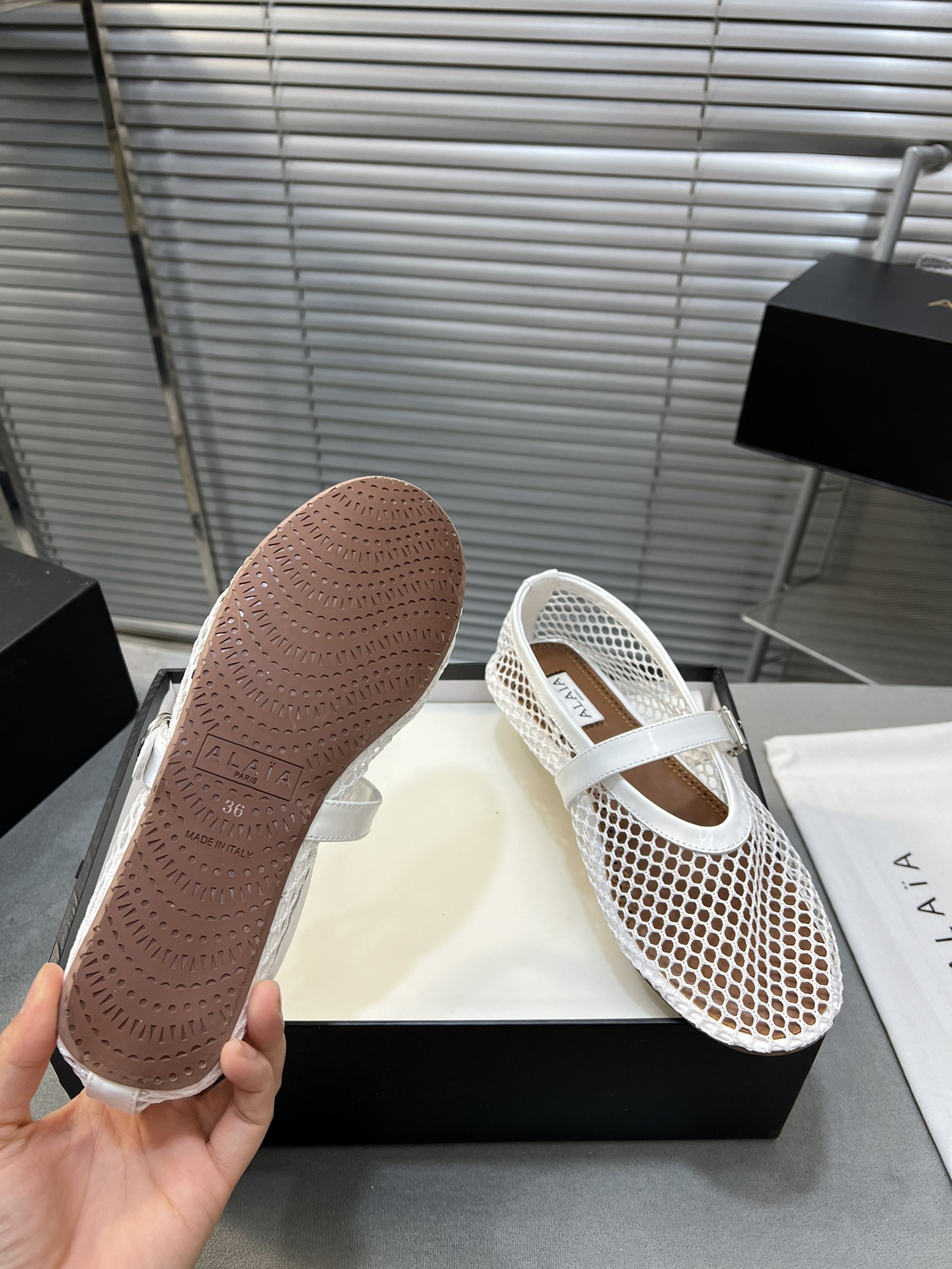 “Alaia Ballet Flats: Sheepskin, Rubber Sole, Simple Style, Top Market” - 图片 9