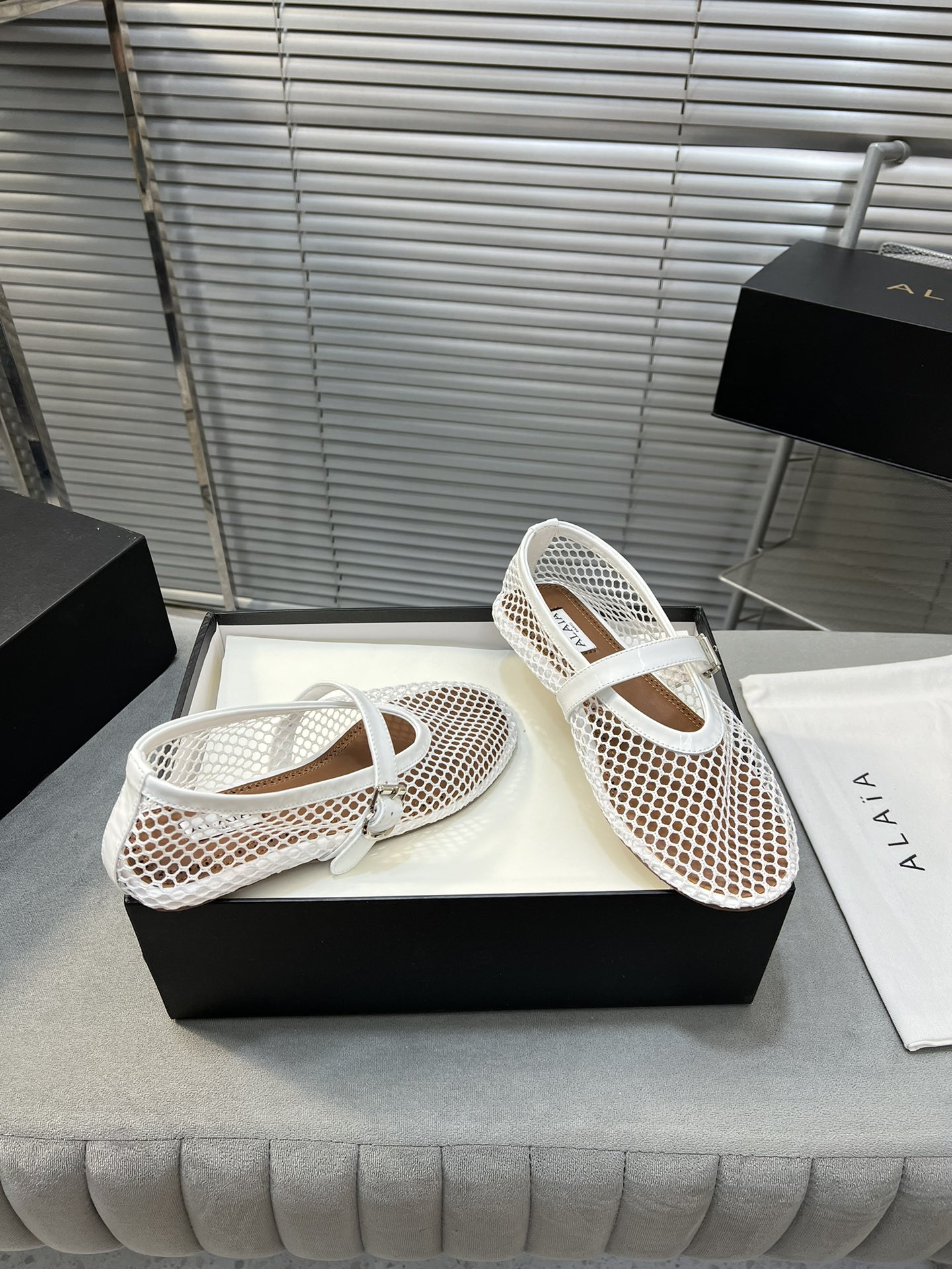 “Alaia Ballet Flats: Sheepskin, Rubber Sole, Simple Style, Top Market” - 图片 5