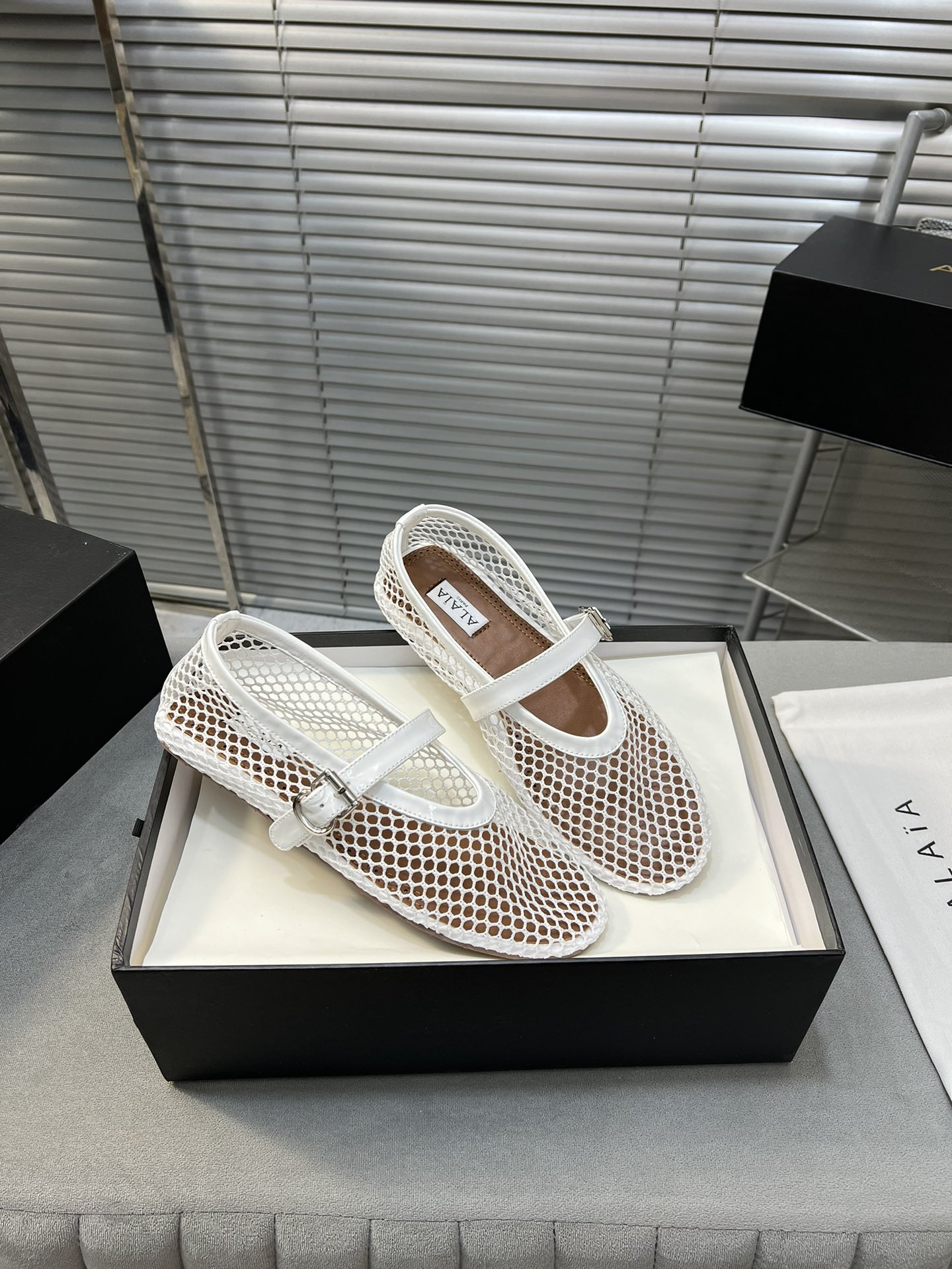 “Alaia Ballet Flats: Sheepskin, Rubber Sole, Simple Style, Top Market” - 图片 3