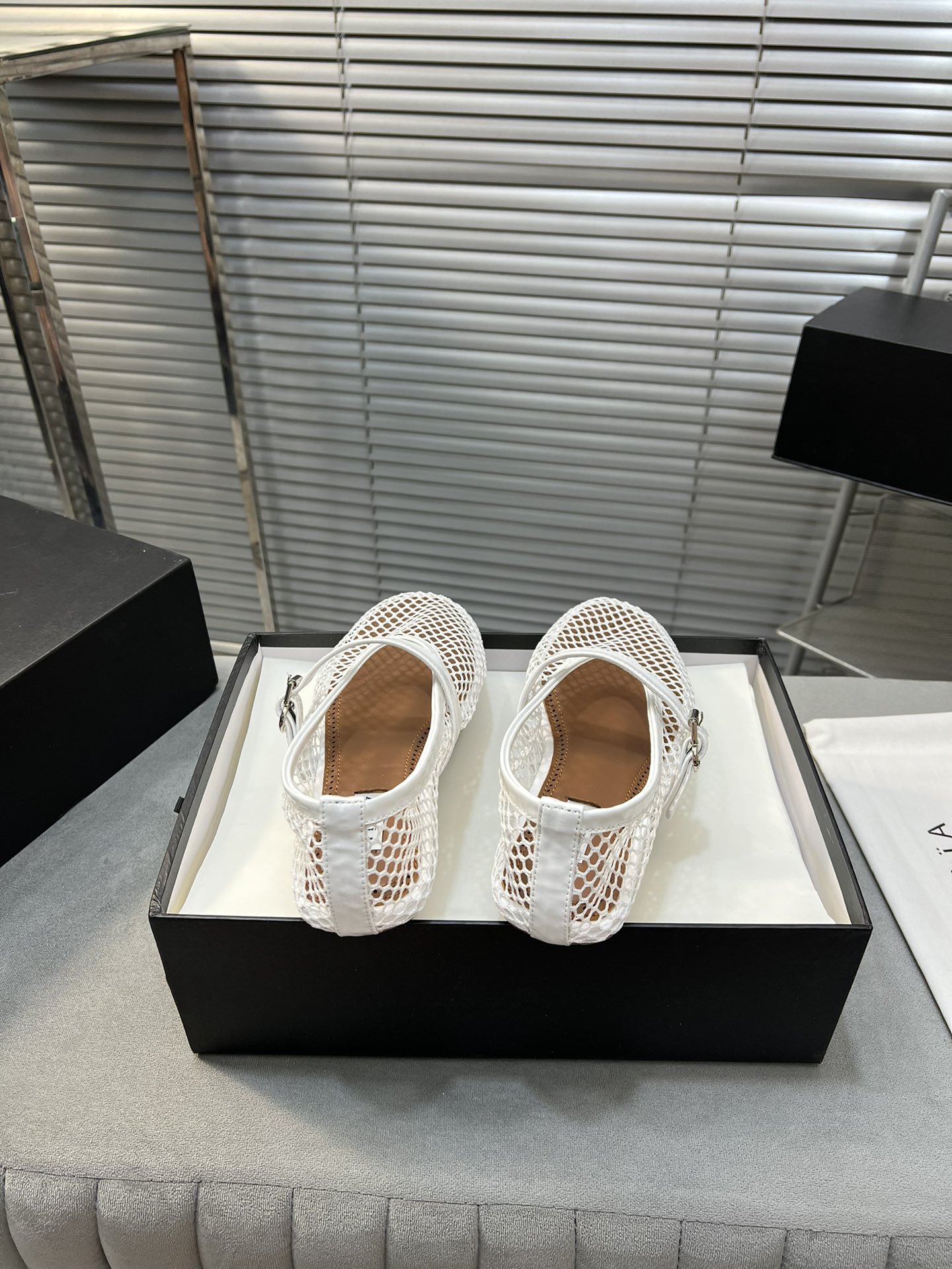 “Alaia Ballet Flats: Sheepskin, Rubber Sole, Simple Style, Top Market” - 图片 8