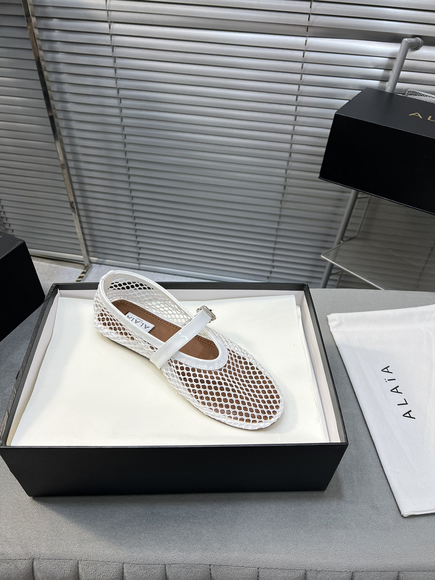 “Alaia Ballet Flats: Sheepskin, Rubber Sole, Simple Style, Top Market” - 图片 6