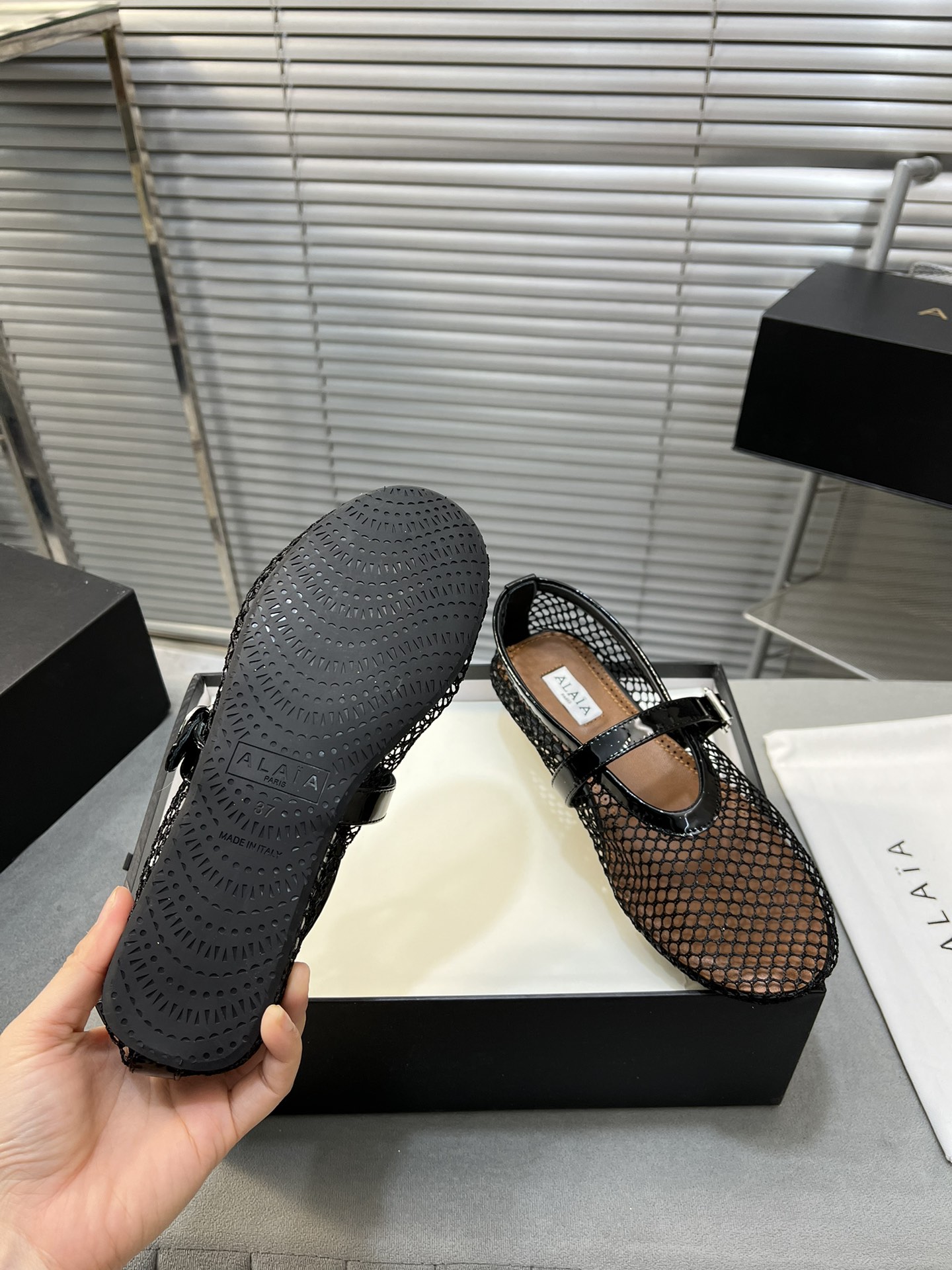 “Alaia Ballet Flats: Sheepskin, Rubber Sole, Simple Style, Top Market” - 图片 9