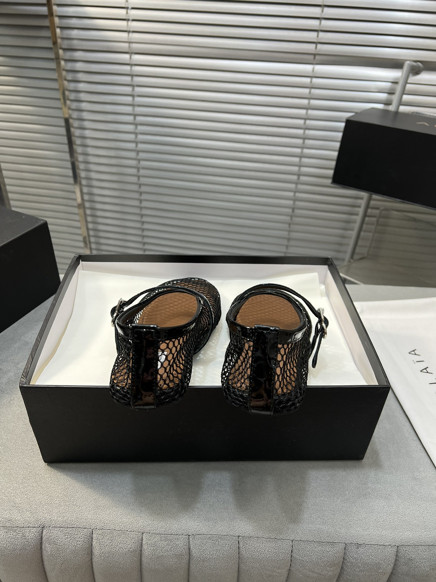 “Alaia Ballet Flats: Sheepskin, Rubber Sole, Simple Style, Top Market” - 图片 8