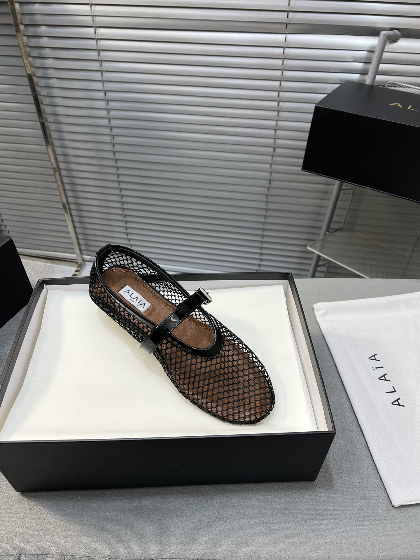 “Alaia Ballet Flats: Sheepskin, Rubber Sole, Simple Style, Top Market” - 图片 7