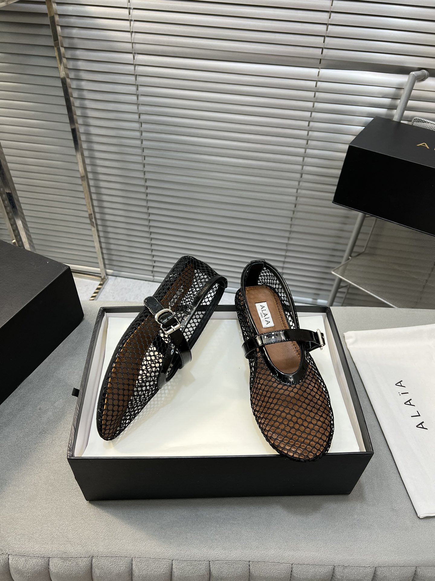 “Alaia Ballet Flats: Sheepskin, Rubber Sole, Simple Style, Top Market” - 图片 2