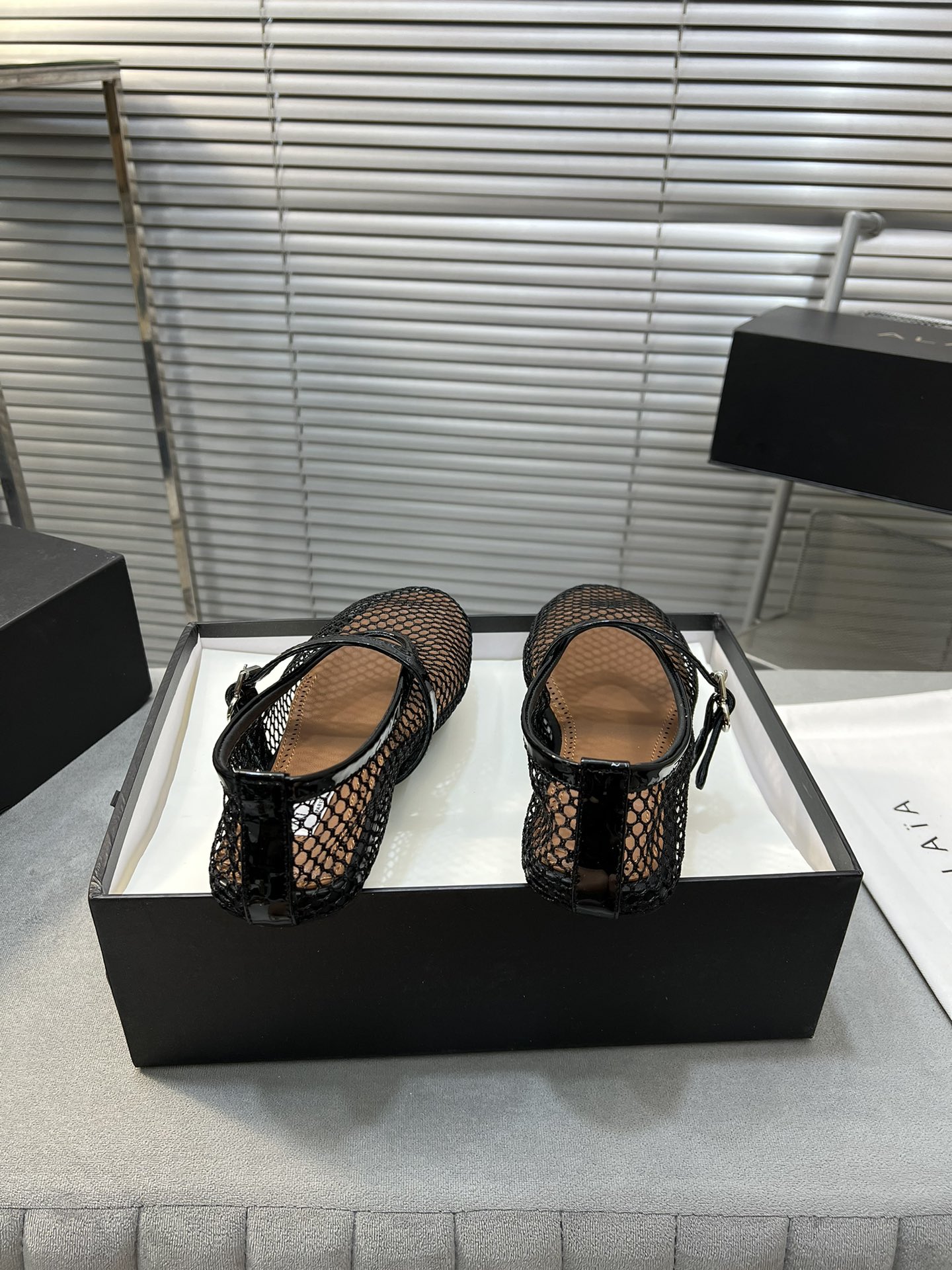 “Alaia Ballet Flats: Sheepskin, Rubber Sole, Simple Style, Top Market” - 图片 5