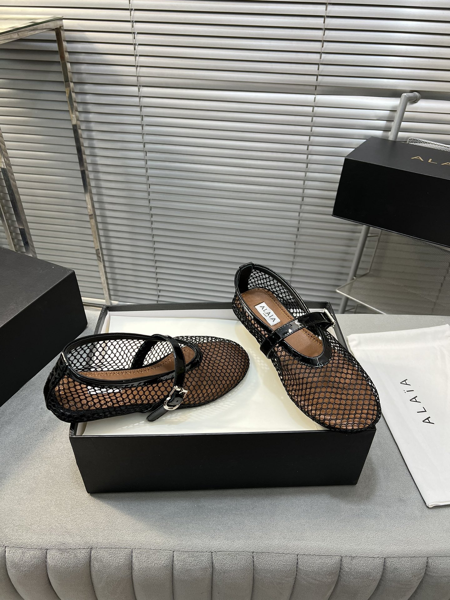 “Alaia Ballet Flats: Sheepskin, Rubber Sole, Simple Style, Top Market” - 图片 6