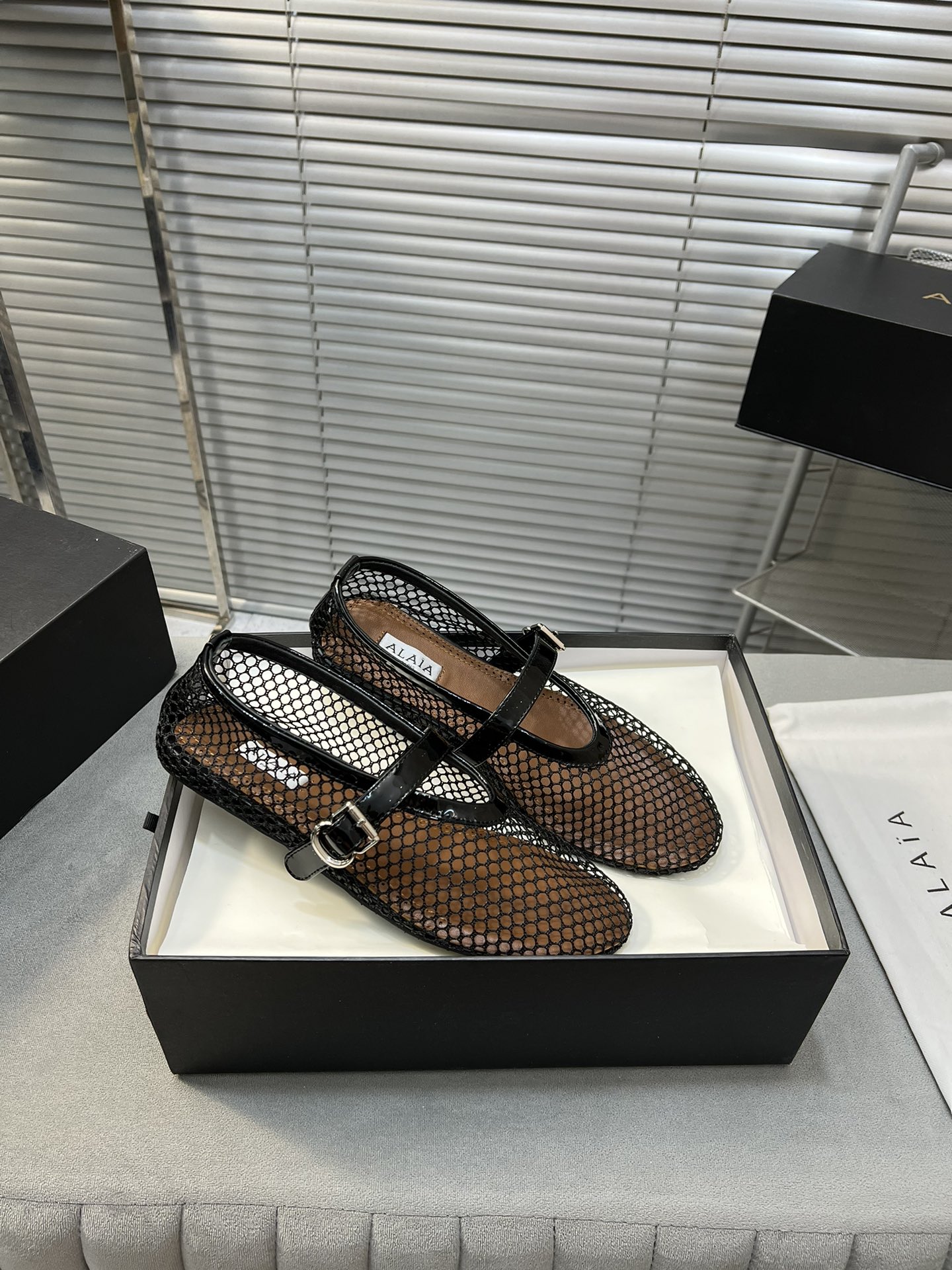 “Alaia Ballet Flats: Sheepskin, Rubber Sole, Simple Style, Top Market” - 图片 3