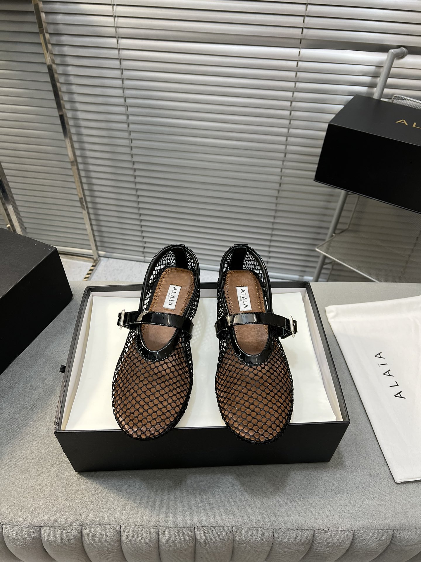 “Alaia Ballet Flats: Sheepskin, Rubber Sole, Simple Style, Top Market” - 图片 1