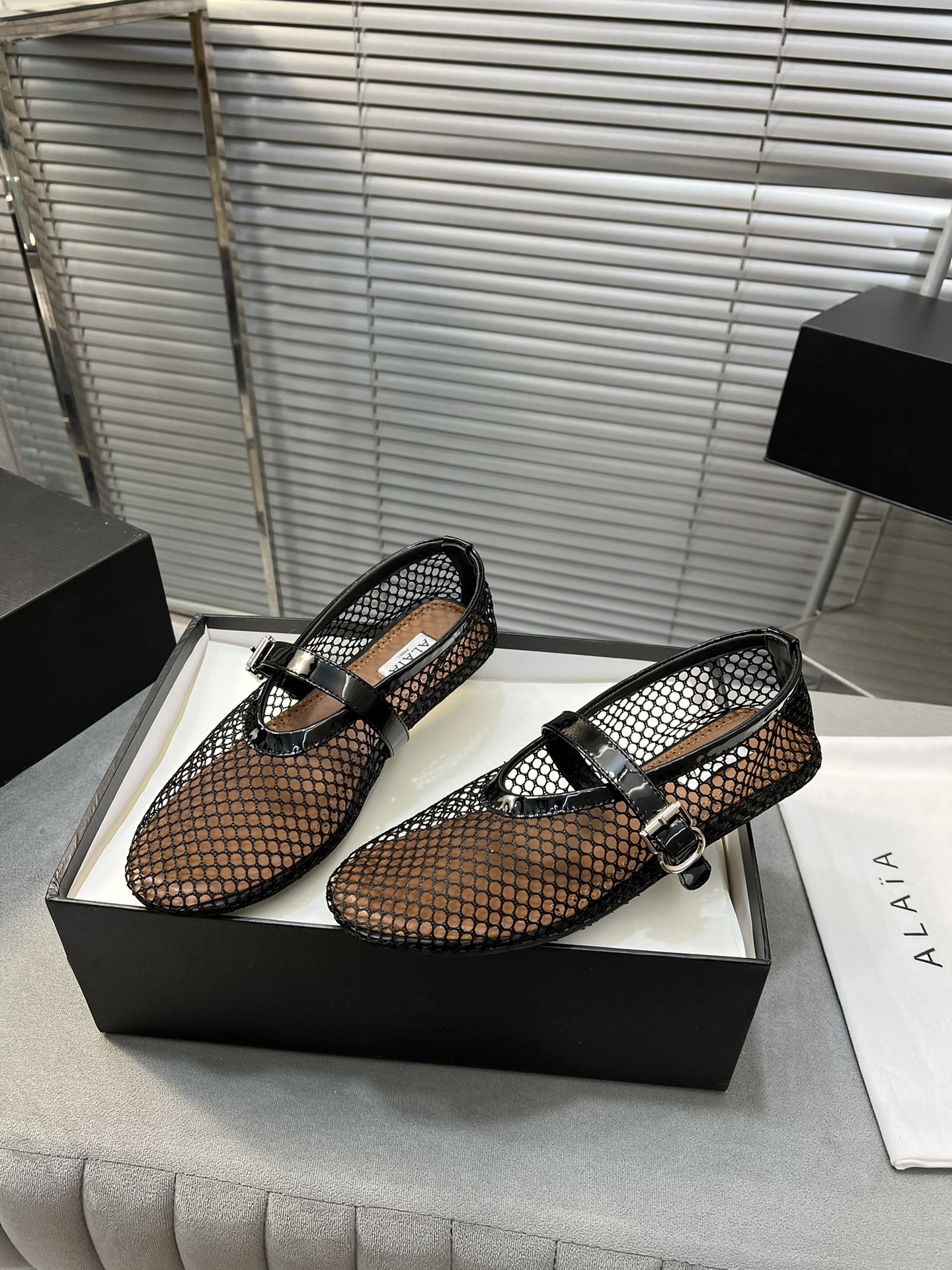 “Alaia Ballet Flats: Sheepskin, Rubber Sole, Simple Style, Top Market” - 图片 4