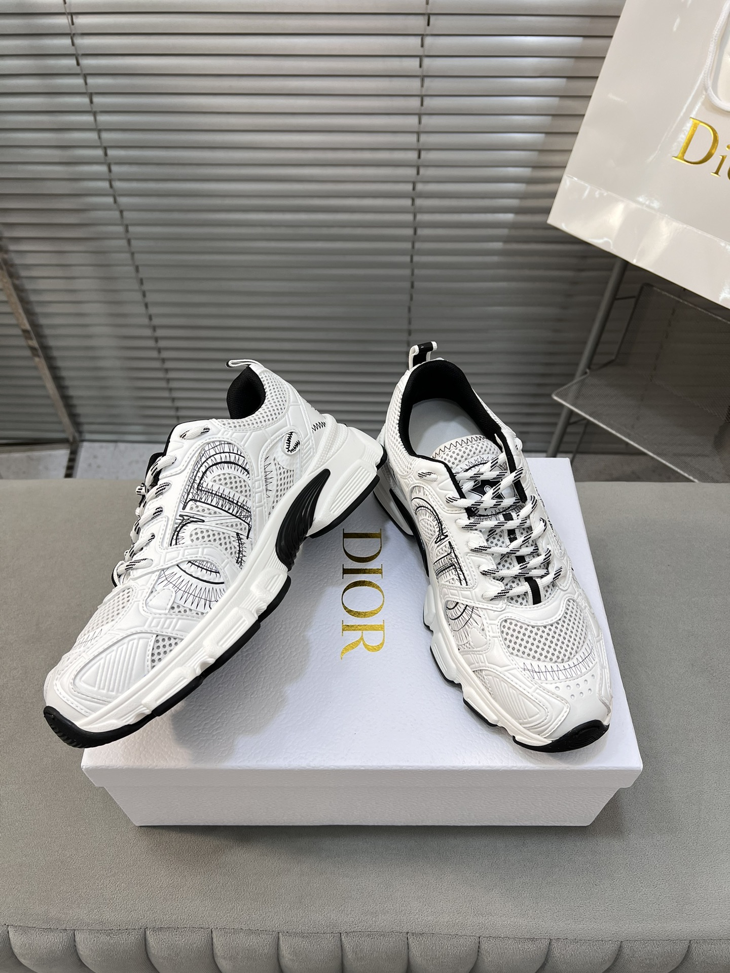 Dior Diorr Chrono Sneakers: Stylish, Comfortable, and Lightweight Design 4 i1720190861 5969 0