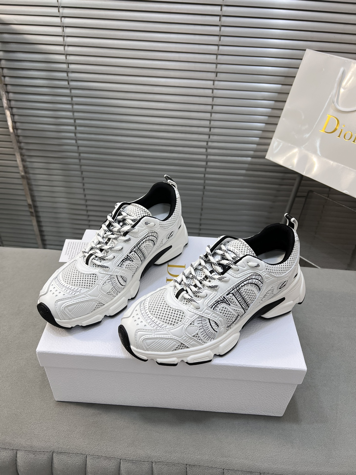 Dior Diorr Chrono Sneakers: Stylish, Comfortable, and Lightweight Design 5 i1720190862 3483 0