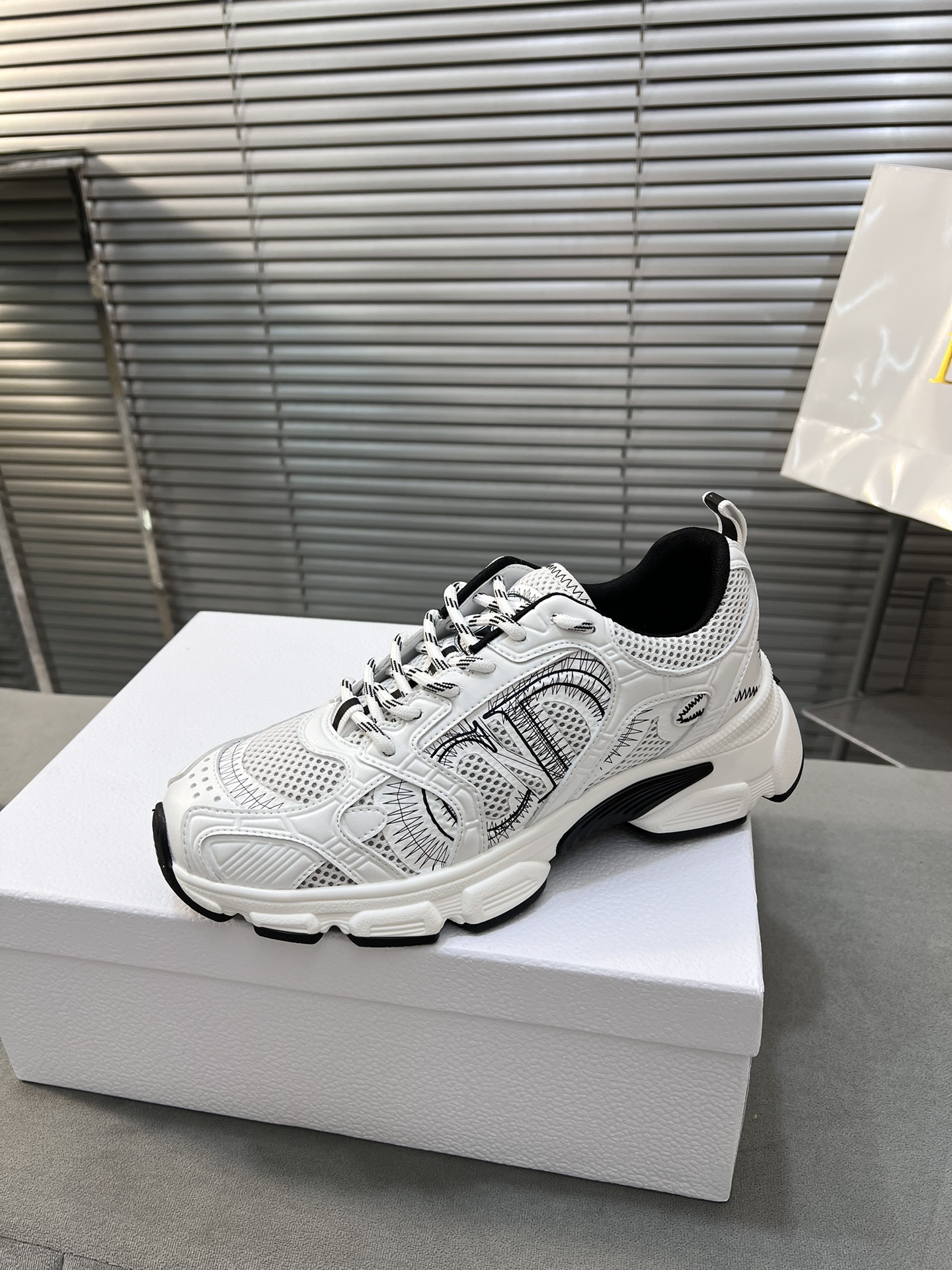 Dior Diorr Chrono Sneakers: Stylish, Comfortable, and Lightweight Design 6 i1720190862 3540 0