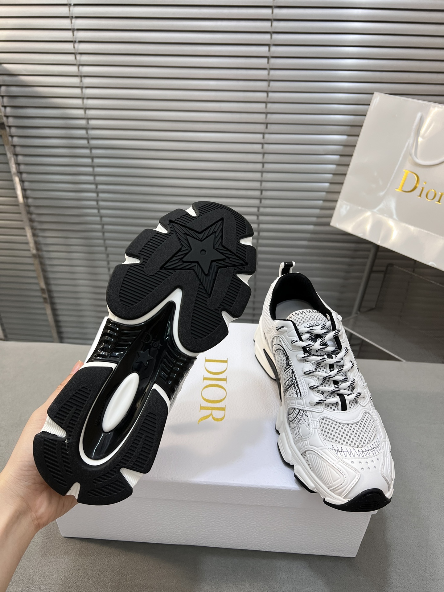 Dior Diorr Chrono Sneakers: Stylish, Comfortable, and Lightweight Design 10 i1720190862 399 0