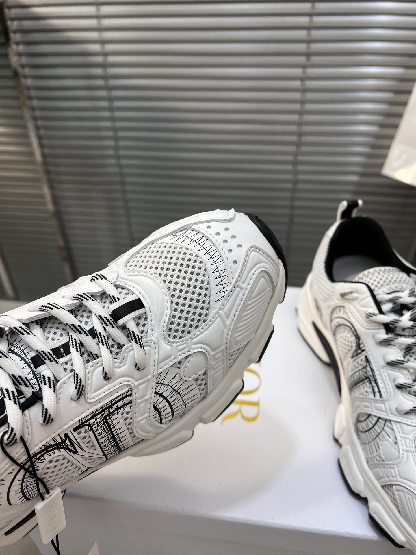 Dior Diorr Chrono Sneakers: Stylish, Comfortable, and Lightweight Design 7 i1720190862 586 0