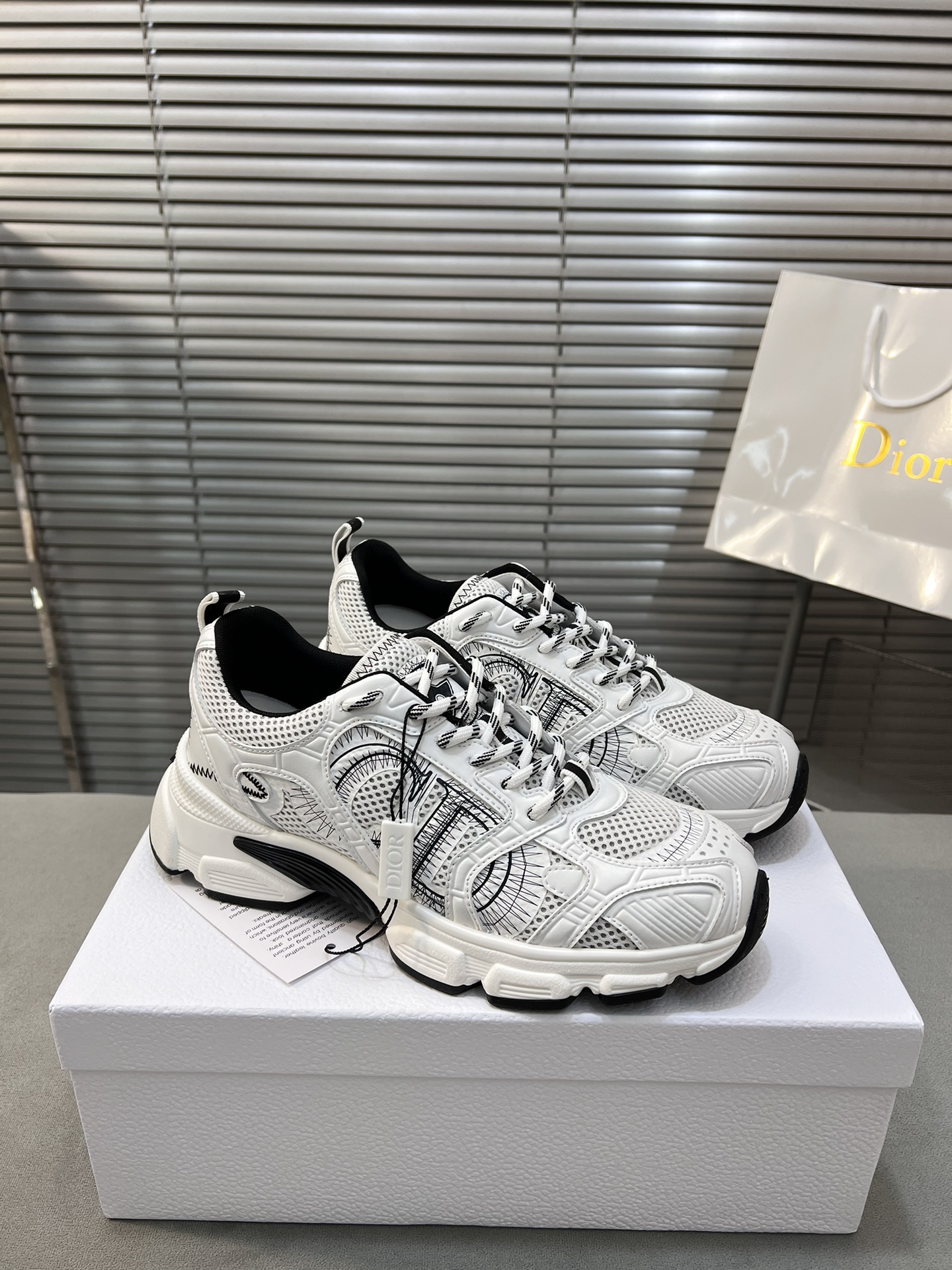 Dior Diorr Chrono Sneakers: Stylish, Comfortable, and Lightweight Design 1 Dior Diorr Chrono Sneakers: Stylish, Comfortable, and Lightweight Design