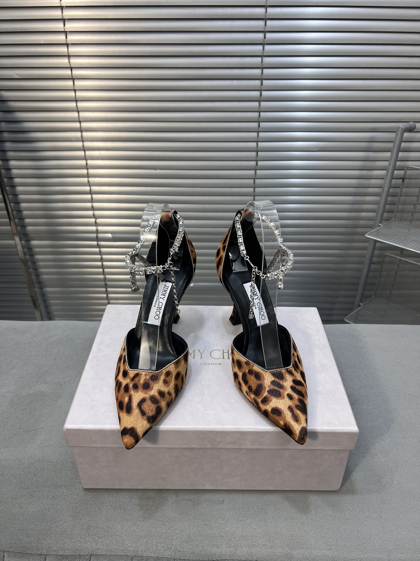 NO:231791,Jimmy Choo｜Zhou Yangjie's classic rhinestone chain pointed toe high heels shoes JC home eternal classic simple design full of girlish style modern and retro flavor very simple dress or jeans it can be the finishing touch The upper is imported cow patent leather, the inner imported mixed-bred sheepskin Italian imported cow leather outsole heel height 7cm / 10cm Size 35-39 (customized by 34/40/41/42), sandals, jimmy choo, chanel, sandals, high heels, skirts, jeans, cowhide, sheepskin19860909Jimmy Choo｜周仰杰经典水钻链条尖头高跟鞋单鞋 JC家永恒经典之作 简约设计 满满的少女风 既摩登又复古的味道 非常的简连衣裙还是牛仔裤  它都能成为点睛之笔 鞋面采用进口牛漆皮 内里进口混种羊皮 意大利进口牛皮大底 跟高7cm / 10cm  码数35-39（34/40/41/42定制）,凉鞋,jimmy choo,chanel,sandals,high heels,skirts,jeans,cowhide,sheepskin,Women's Shoes