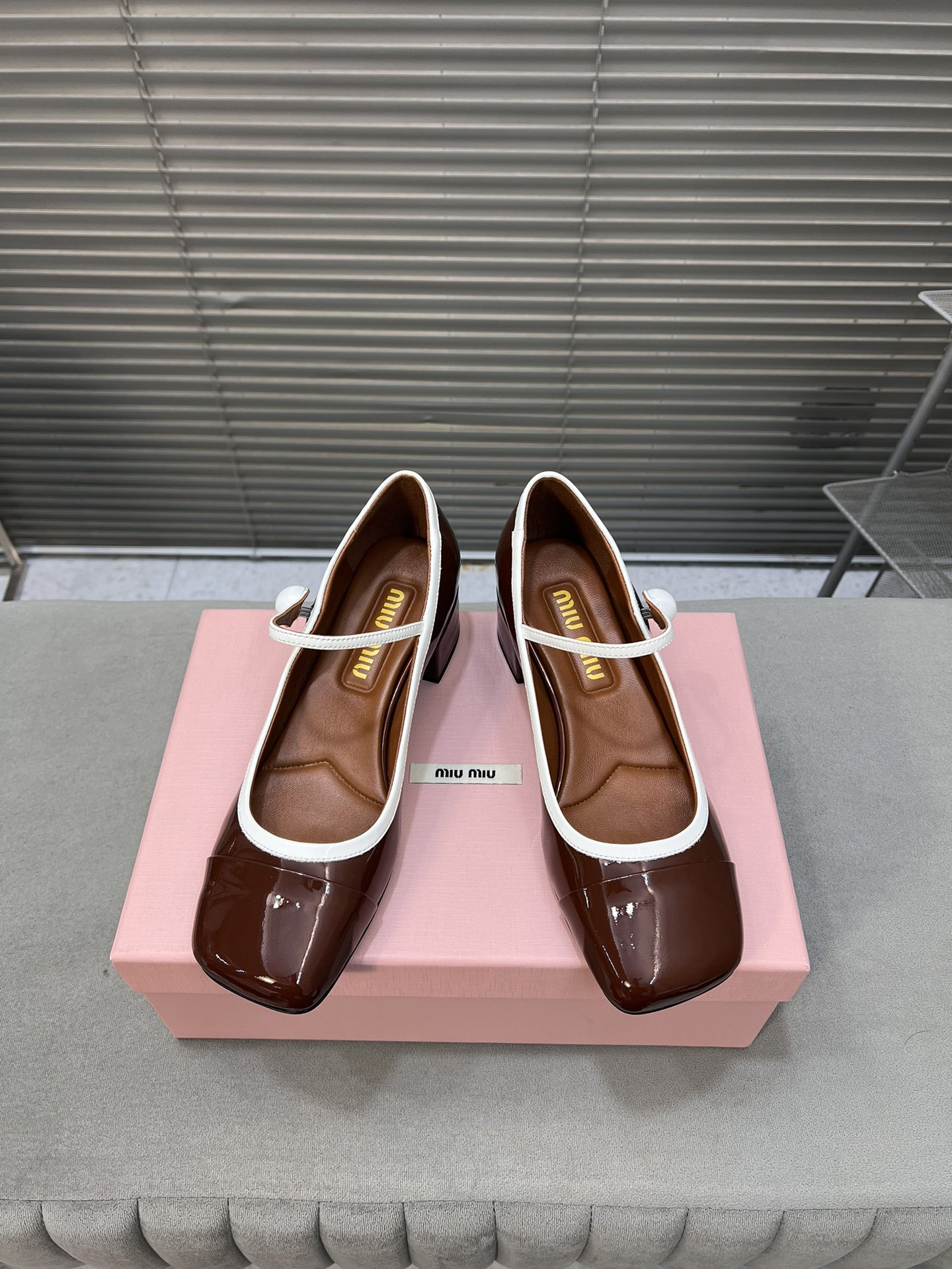 NO:231838,MiuMiu/Miao Miu Spring and Autumn New Mary Jane Single Shoes Square toe thick heel women's shoes Imported upper beef patent leather imported in the inner sheepskin outsole leather outsole heel height 3.5CM Size 35-41 (40/41 custom made without return or exchange), Mary Jane, miumiu, mary jane, sheepskin, Leather soles19860909MiuMiu/缪缪春秋新款 玛丽珍单鞋 方头粗跟女鞋 鞋面进口牛漆皮 内里进口羊皮 大底真皮大底 跟高3.5CM 码数35-41（40/41定做不退不换）,玛丽珍,miumiu,mary jane,sheepskin,Leather soles,Women's Shoes