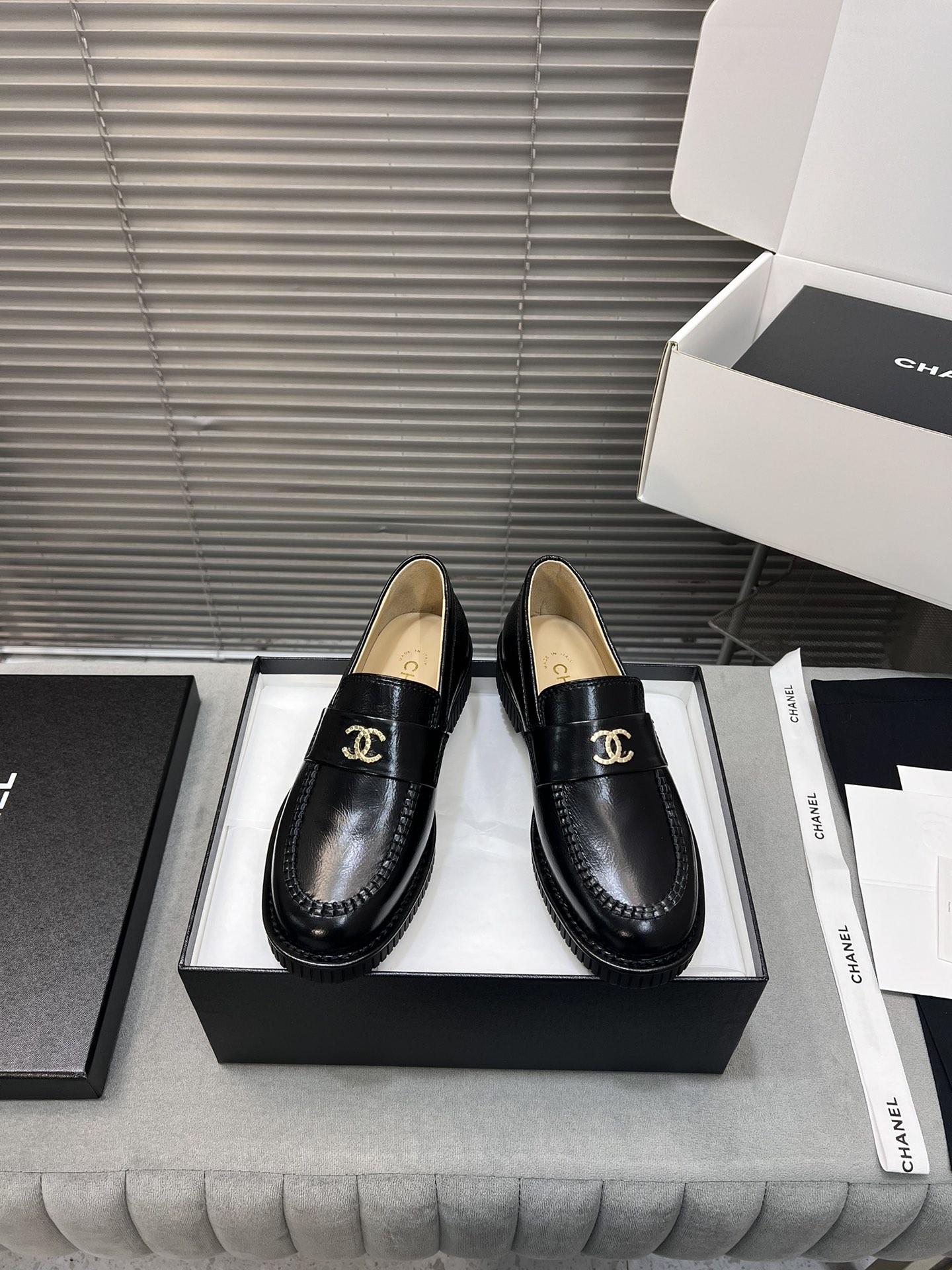 NO:231830,Chanel Xiaoxiang new loafers single shoes top version! Natural wrinkled butter leather, matte full grain sheepskin, outsole rubber combination sole original outsole, original mold opening hardware buckle size35-40 (40 fixed), loafers, chanel, loafers, sheepskin19860909Chanel 小香新款乐福鞋 单鞋 顶级版本！ 面料自然皱牛油皮 内裡哑光全粒面羊皮 大底橡胶组合底原版大底 原版开模五金大扣 size35-40（40定）,乐福鞋,chanel,loafers,sheepskin,Women's Shoes