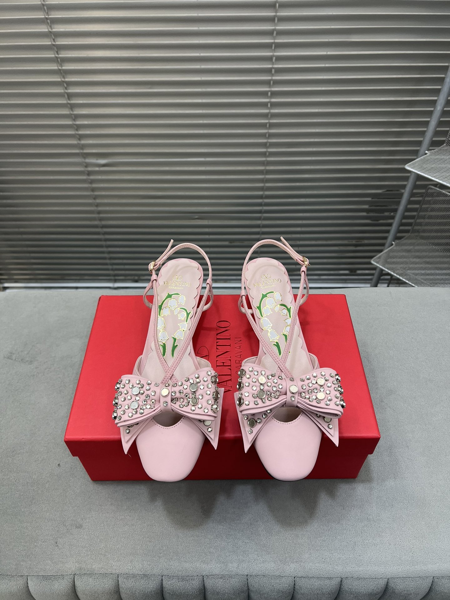 NO:231802,Top version!  Valentino VT new rhinestone bow, medium heel single shoes/sandals, original imported cowhide fabric, inner lining/foot pad sheepskin, heel height 4.5cm, imported Italian genuine leather sole, size 35-40 (customized by 40/41), single shoe sandals, valentino, valentino, sandals, cowhide, sheepskin19860909顶级版本！ Valentino华伦天奴 VT新款水钻蝴蝶结 中跟单鞋/凉鞋 面料原版进口牛皮面料 内里/垫脚羊皮 跟高4.5cm 大底进口意大利真皮底大底 码数35-40（40/41定做）,单鞋凉鞋,valentino,valentino,sandals,cowhide,sheepskin,Women's Shoes