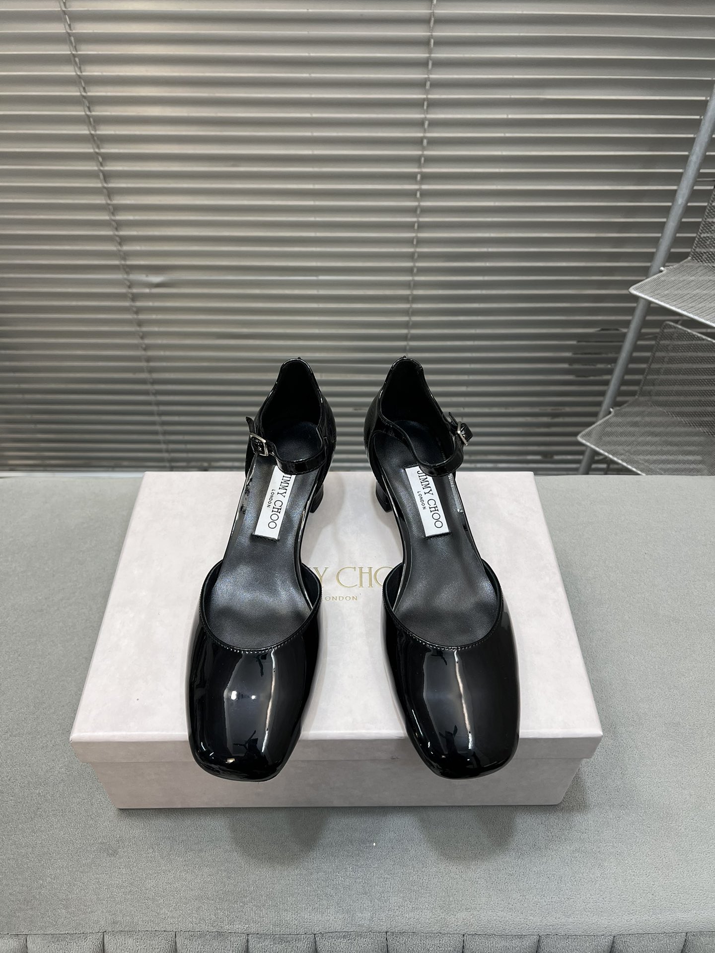 NO:231778,Purchase level 2025 Early Spring Jimmy Choo Jimmy Zhou Fangtou hollow Mary Jane single shoe thick heel sandals!  Original imported patent leather / special material Gret footbed original sheepskin outsole imported from Italy genuine leather sole Heel height 4.5cm size34-42 (customized 40/41/42 no return or replacement), Mary Jane, Jimmy choo, Jimmy choo, sandals, mary jane, sheepskin19860909代购级别2025早春 Jimmy Choo吉米周方头中空玛丽珍单鞋粗跟凉鞋！ 鞋面原版进口漆皮/特色材料格丽特 垫脚原版羊皮 大底意大利进口真皮鞋底 跟高4.5cm size34-42（定制40/41/42不退不换）,玛丽珍,jimmy choo,jimmy choo,sandals,mary jane,sheepskin,Women's Shoes