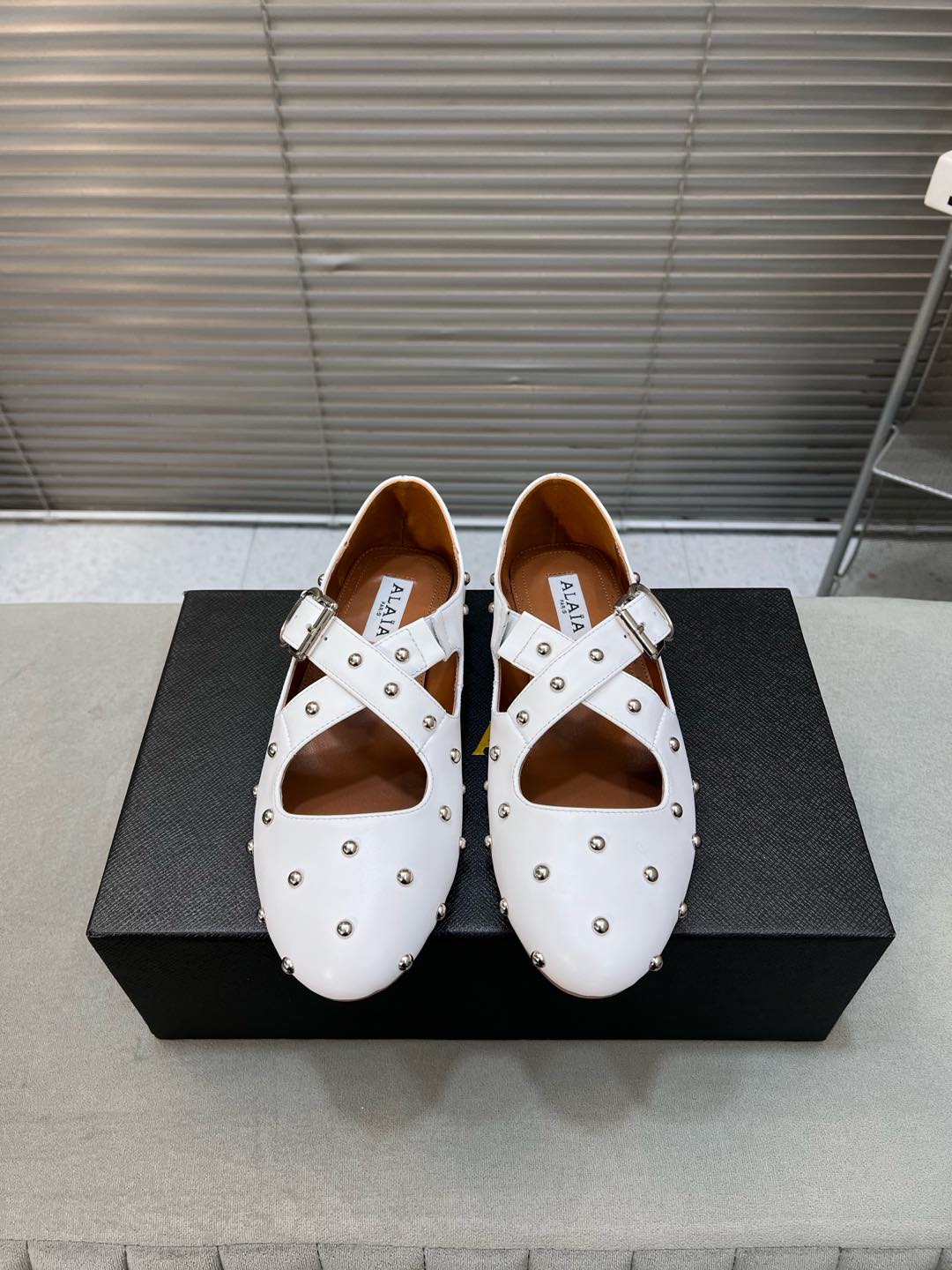 NO:231854,Alaia catwalk flat ballet shoes flat cross Roman style singles!  Sweet and cool ballet style, a ballet shoes with super popular, romantic, charming, comfortable and versatile. Original custom-made Niujing/cowhide fabric, sheepskin inner lining, private molded rubber non-slip sole, size 35-42 (customized for 40/41/42, no return or exchange), ballet shoes, alaia, cowhide, sheepskin19860909Alaia 走秀款平底芭蕾鞋平底交叉罗马风单鞋！ 甜酷芭蕾风,人气超高的一款芭蕾鞋,浪漫又迷人舒适百搭. 原版订制牛京/牛皮面料, 羊皮内里,私模橡胶防滑大底, 码数35-42（40/41/42定做不退换）,芭蕾舞鞋,alaia,cowhide,sheepskin,Women's Shoes