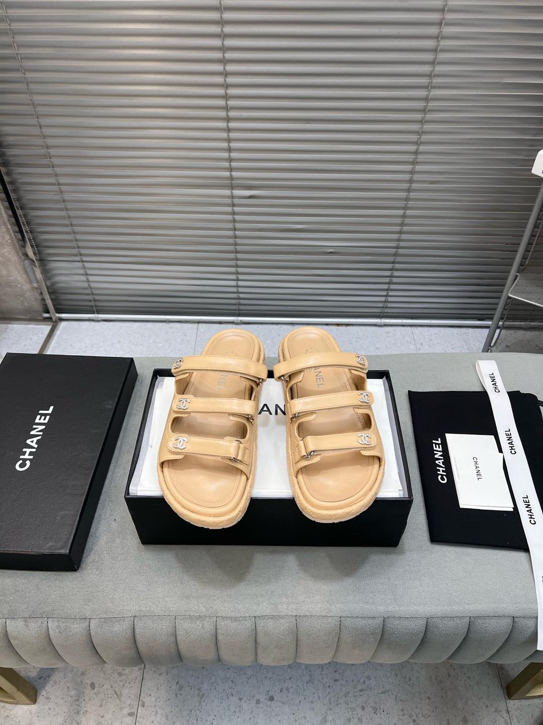 NO:240334,Top version of Chanel Xiaoxiang's new 2025 spring and summer sandals and slippers!  Top version of the product!  Imported upper fabric, footbed inner sheepskin, original hardware buckle original outsole Size:35-41 (customized by 40/41), slippers, chanel, sandals, slippers, sheepskin19860909顶级版 Chanel 小香新款2025春夏凉鞋拖鞋！ 顶级对版货！ 鞋面进口面料, 垫脚内里羊皮, 原版五金扣 原版大底 Size:35-41（40/41定做）,拖鞋,chanel,sandals,slippers,sheepskin,Women's Shoes