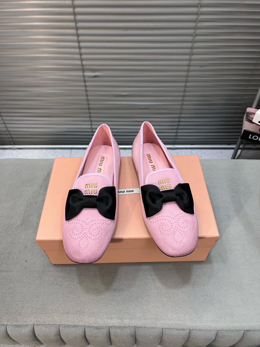 NO:231836,Single shoes MiuMiu/MuMiu Spring and Summer Show new style one-legged lazy shoes half-troll / Single shoes Official Spring and Summer Show new style, fashionable and versatile, salty and sweet, custom-made imported sheepskin/Yangjing inner sheepskin sole counter anti-slip rubber outsole Original sole, high heel flat sole, size 35-4/ (40/41 custom made without return and exchange), single shoes, miumiu, sheepskin, sheep19860909单鞋 MiuMiu/缪缪春夏走秀新款一脚蹬懒人鞋半拖/单鞋 官方春夏走秀新款,时髦百搭·即可咸又可甜· 鞋面定制进口羊皮/羊京 内里羊皮 鞋底专柜防滑橡胶大底 原版底 跟高平底 码数35-4/（40/41定做不退换）,单鞋,miumiu,sheepskin,sheep,Women's Shoes