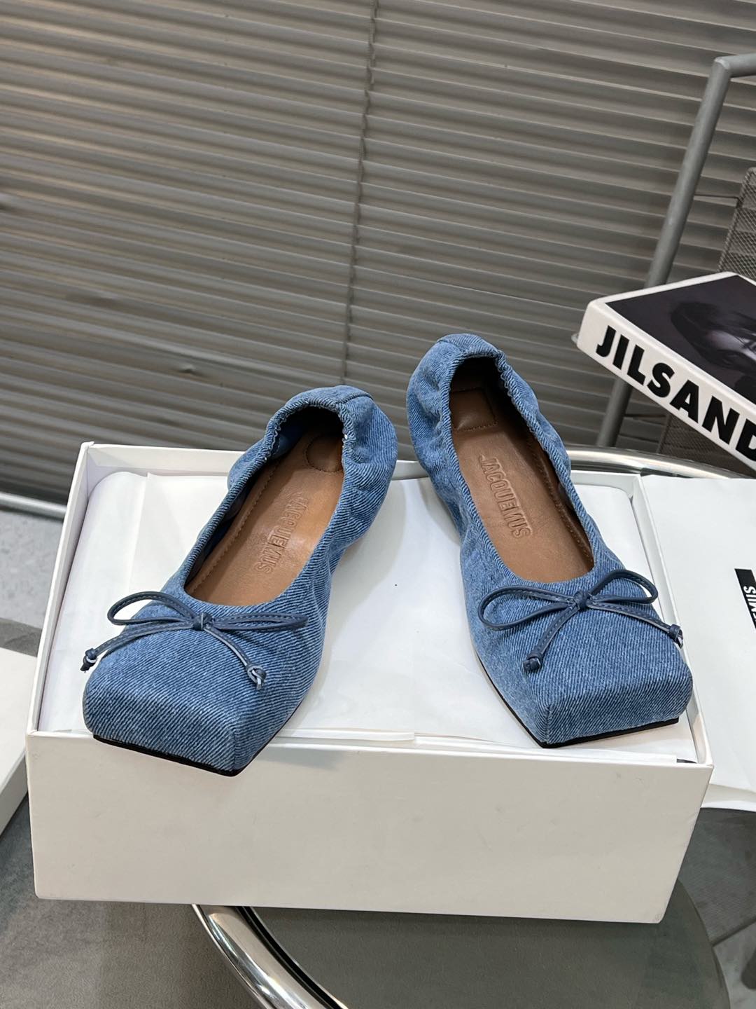 NO:231805,JACQUEMUS French Paris brand new bow square-toe ballet shoes/flat single shoes, original denim noodles/skin noodles, outsole, Italian leather outsole, size 35-41 (40/41 custom made without return), ballet shoes, sheepskin, Leather soles19860909JACQUEMUS 法国巴黎品牌新款蝴蝶结方头芭蕾舞鞋/平底单鞋 鞋面原版牛仔面/羊皮面 大底意大利真皮大底 码数35-41（40/41定做不退换）,芭蕾舞鞋,sheepskin,Leather soles,Women's Shoes