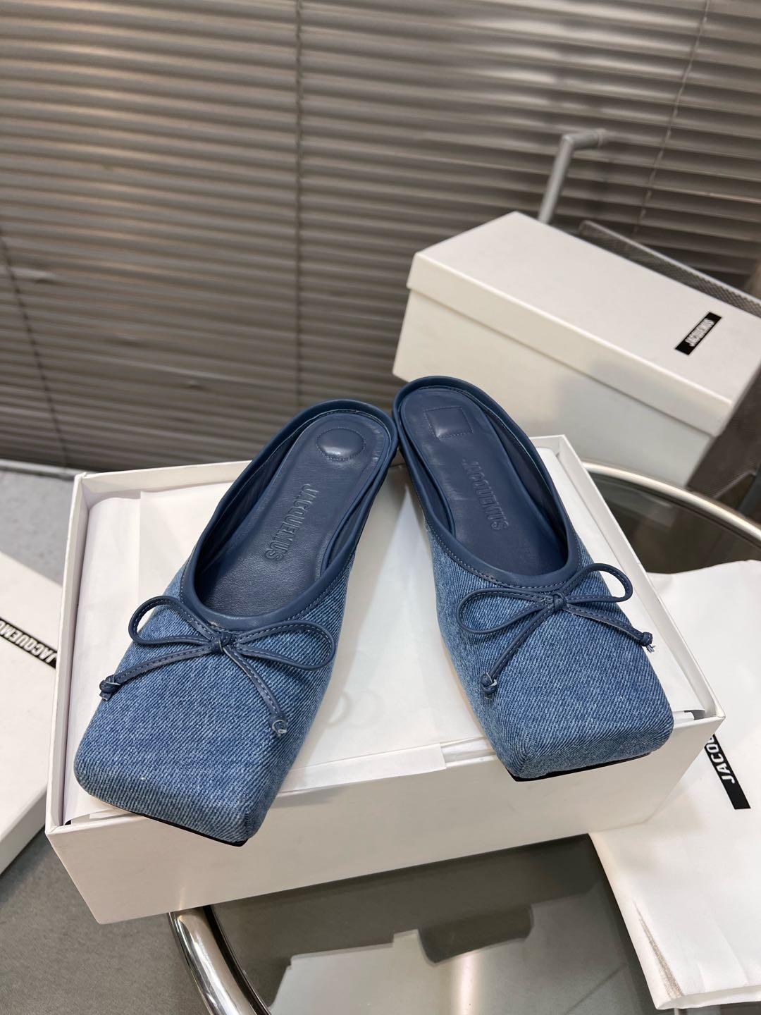 NO:231808,JACQUEMUS French Paris brand new bow square-toe ballet shoes semi-trailer upper original denim noodles/sheepskin noodles outsole Italian leather outsole size 35-41 (40/41 custom made without return or exchange), ballet shoes, sheepskin, Leather soles19860909JACQUEMUS 法国巴黎品牌新款蝴蝶结方头芭蕾舞鞋 半拖 鞋面原版牛仔面/羊皮面 大底意大利真皮大底 码数35-41（40/41定做不退换）,芭蕾舞鞋,sheepskin,Leather soles,Women's Shoes