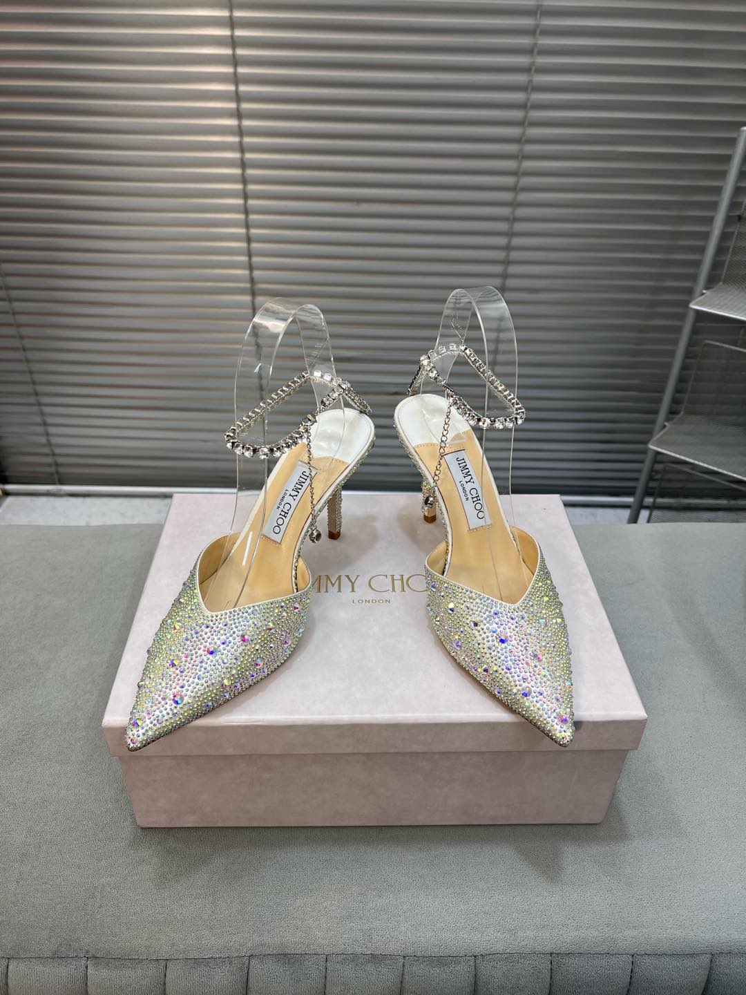 NO:231789,(Top version) Jimmy Choo｜Zhou Yangjie's new rhinestone chain pointed toe high heels shoes JC home eternal classic simple design full of girlish style modern and retro flavor very simple dress or jeans it can be the finishing touch The upper uses original imported rhinestones, imported mixed-bred sheepskin in the inner lining, imported cowhide, heel height 8.5cm, size 35-41 (customized by 34/40/41), sandals, jimmy choo, chanel, sandals, high heels, skirts, jeans, cowhide, sheepskin19860909（顶级版本） Jimmy Choo｜周仰杰新款水钻链条尖头高跟鞋单鞋 JC家永恒经典之作 简约设计 满满的少女风 既摩登又复古的味道 非常的简连衣裙还是牛仔裤  它都能成为点睛之笔 鞋面采用原版进口水钻 内里进口混种羊皮 意大利进口牛皮大底 跟高8.5cm 码数35-41（34/40/41定制）,凉鞋,jimmy choo,chanel,sandals,high heels,skirts,jeans,cowhide,sheepskin,Women's Shoes