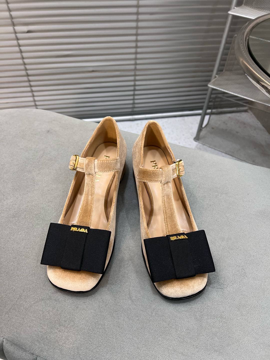 NO:231821,Top version Prada 2025 new bow Mary Jane single shoes This fashionable high heels combine elegant temperament with modern and exquisiteness, and the exquisite bow adds a romantic style. The upper imported velvet, super soft sheepskin lining, imported leather outsole, heel height 3.5cm size35-40 (customized for 40), Mary Jane, prada, prada, mary jane, high heels, sheepskin, Leather soles19860909顶级版 Prada普拉达 2025走秀新款蝴蝶结玛丽珍单鞋 这款时尚的高跟鞋将典雅气质与摩登精致融为一体,精美的蝴蝶结增添浪漫风情 鞋面进口丝绒 超软羊皮内里、进口真皮大底 跟高3.5cm size35-40（40定做）,玛丽珍,prada,prada,mary jane,high heels,sheepskin,Leather soles,Women's Shoes