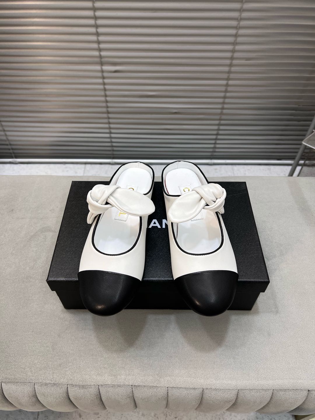 NO:231835,Chanel Xiaoxiang's new ballet shoes Mary Jane semi-torched upper imported sheepskin fabric, footbed inner sheepskin, original leather outsole Size:35-41 (customized by 40/41), ballet shoes, chanel, mary jane, sheepskin, Leather soles19860909Chanel 小香新款芭蕾舞鞋玛丽珍半拖 鞋面进口羊皮面料, 垫脚内里羊皮, 原版真皮大底 Size:35-41（40/41定做）,芭蕾舞鞋,chanel,mary jane,sheepskin,Leather soles,Women's Shoes