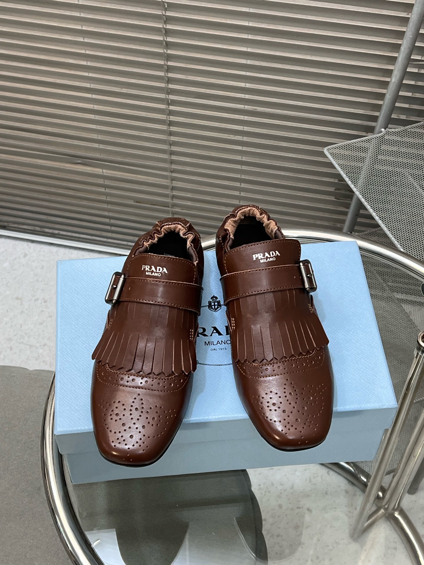 NO:231795,Prada 25ss Prada catwalk retro tassel half slippers single shoes imported fabric wax calfskin inner inner sheepskin outsole original rubber beef tendon thick sole Size: 35-41 (40/41 custom made without return or exchange), semi-slippers, prada, prada, slippers, cowhide, sheepskin19860909Prada 25ss 普拉达走秀款复古流苏半拖鞋单鞋 面料进口蜡感小牛皮 内里内里羊皮 大底原版橡胶牛筋厚底 码数:35-41（40/41定制不退换）,半拖单鞋,prada,prada,slippers,cowhide,sheepskin,Women's Shoes