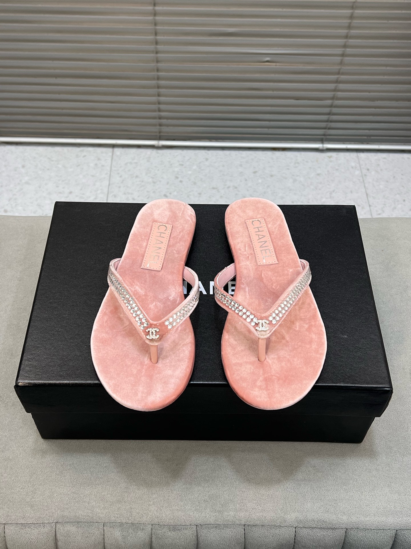 NO:231863,Chanel Xiaoxiang new clip-on flip flops!  This series is really amazing. How could it be so beautiful!  Summer is really invincible with salt and sweet~ The upper is made of original velvet, the inner is lambskin, genuine leather outsole, size 35-40 (40 customized), split-toe shoes, chanel, slippers, sheepskin, Leather soles19860909Chanel 小香新款夹拖人字拖鞋！ 这一系列这真的是绝了 怎么会这么美！ 夏天真的是无敌搭配可盐可甜～ 鞋面采用原版丝绒 内里是小羊皮 真皮大底 码数35-40（40定制）,分趾鞋,chanel,slippers,sheepskin,Leather soles,Women's Shoes