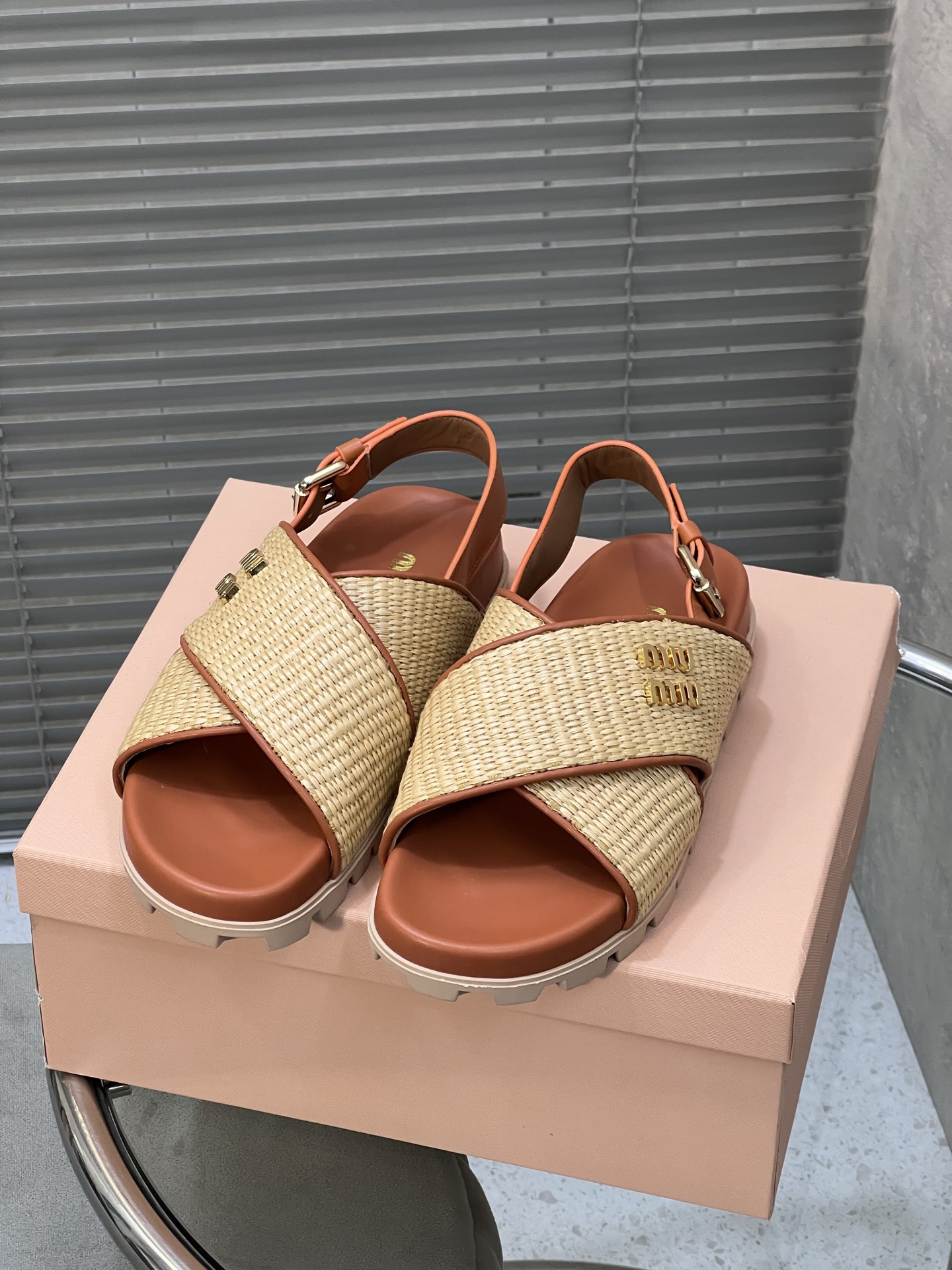 NO:231832,MIUMIU's new cross-woven thick-soled flat sandals Slippers The latest catwalk style of Paris Fashion Week, retro and high-end, a new series of comfort and fashion, design and matching different styles, original custom woven fabrics on the upper, inner lining: original custom sheepskin lining, original mold-opening non-slip sole, shoe size: 35-39 (40 customization, no return and exchange), sandals, miumiu, sandals, slippers, sheepskin19860909MIUMIU新款交叉编织厚底平底凉鞋 拖鞋 巴黎时装周最新走秀款,复古高级,舒适度与时髦度并存的开挂全新系列,设计搭配不同风格需求 鞋面原版定制编织面料 内里: 原版定制羊皮内里 大底原版开模防滑大底 鞋码: 35-39（40定制不退换）,凉鞋,miumiu,sandals,slippers,sheepskin,Women's Shoes