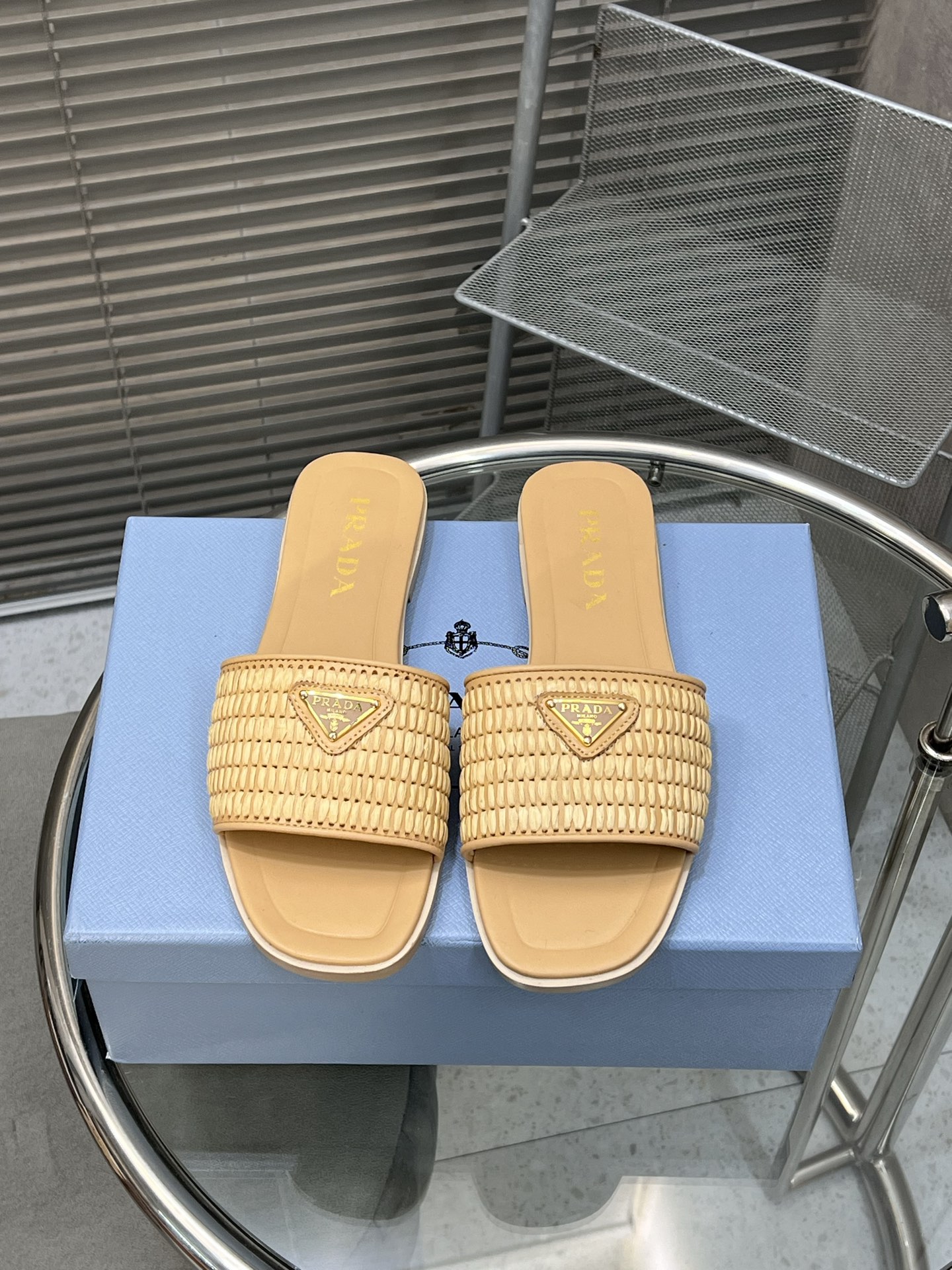 NO:231796,Prada's new woven straw slippers!  This year's popular straw weaving series, the must-have slippers for lazy people are so beautiful!  Original fabric consistent grass woven inner foot pad sheepskin outsole size 35~41 (customized for 40/41), slippers, prada, prada, slippers, espadrilles, sheepskin, Leather soles19860909Prada普拉达新款编织鞋草编拖鞋！今年流行的草编系列,懒人必备拖鞋上脚是如此的好看！ 面料原版一致草编织 内里垫脚羊皮里 大底真皮大底 码数35～41（40/41定做）,拖鞋,prada,prada,slippers,espadrilles,sheepskin,Leather soles,Women's Shoes