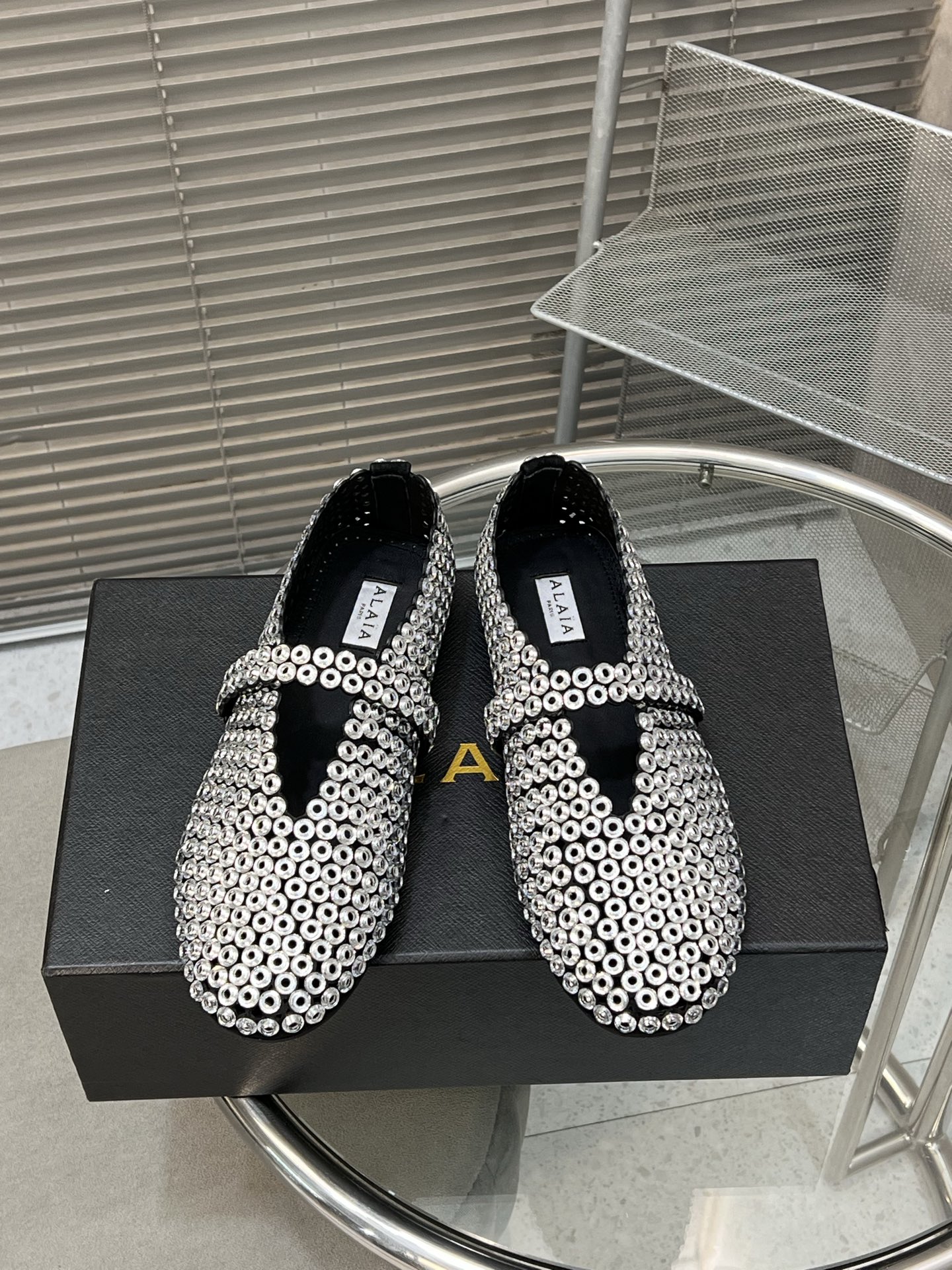NO:231849,Alaia catwalk flat ballet flat shoes!  Sweet and cool ballet style, a ballet shoes with super popular, romantic, charming, comfortable and versatile. Original custom cowhide Shuihua Diamond fabric, sheepskin inner lining, private molded rubber non-slip sole, size 35-41 (40/41 custom made without return or exchange), ballet shoes, alaia, cowhide, sheepskin19860909Alaia 走秀款平底芭蕾舞平底单鞋！ 甜酷芭蕾风,人气超高的一款芭蕾舞鞋,浪漫又迷人舒适百搭. 原版订制牛皮施华钻 面料, 羊皮内里,私模橡胶防滑大底, 码数35-41（40/41定做不退换）,芭蕾舞鞋,alaia,cowhide,sheepskin,Women's Shoes