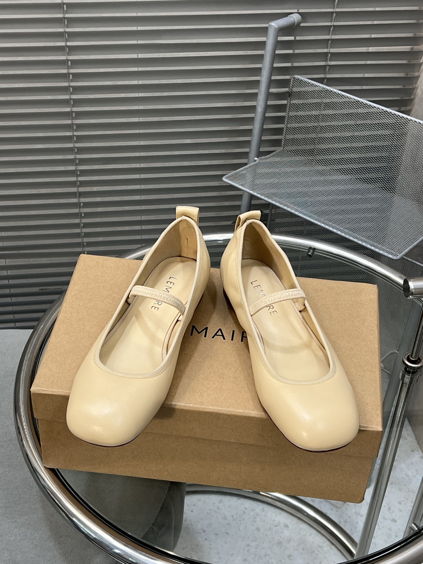 NO:231768,25s early spring new round-toe Mary Jane single-shoe grandma shoes. The latest lemaire model that focuses on making beautiful shoes. This one has a somewhat minimalist style!  It is more in line with daily life, with round and full toes and delicate shoe shapes with simple lines, and the overall feeling is very tender!  There is also a trace of ballet metaphor inside!  There are two heights to choose from~ Material sheepskin, inner sheepskin, heel height 1cm/5cm, outsole imported from Italy, genuine leather soles, shoe size 35-39 (customized for 40/41, no return or exchange), ballet shoes, mary jane, sheepskin, Leather soles1986090925s早春新款圆头玛丽珍单鞋奶奶鞋 专注做美鞋的lemaire最新款,这款走的有一些的极简主义风格！更贴合日常生活,圆又饱满的鞋头,搭配线条简单的秀气鞋型,整体就有了一种很奶很温柔的感觉！还有一丝芭蕾风的隐喻在里面！还有两种高度可选择哦～ 材质羊皮 内里羊里 跟高1cm/5cm 大底意大利进口真皮大底 鞋码35-39（40/41定制不退换）,芭蕾舞鞋,mary jane,sheepskin,Leather soles,Women's Shoes