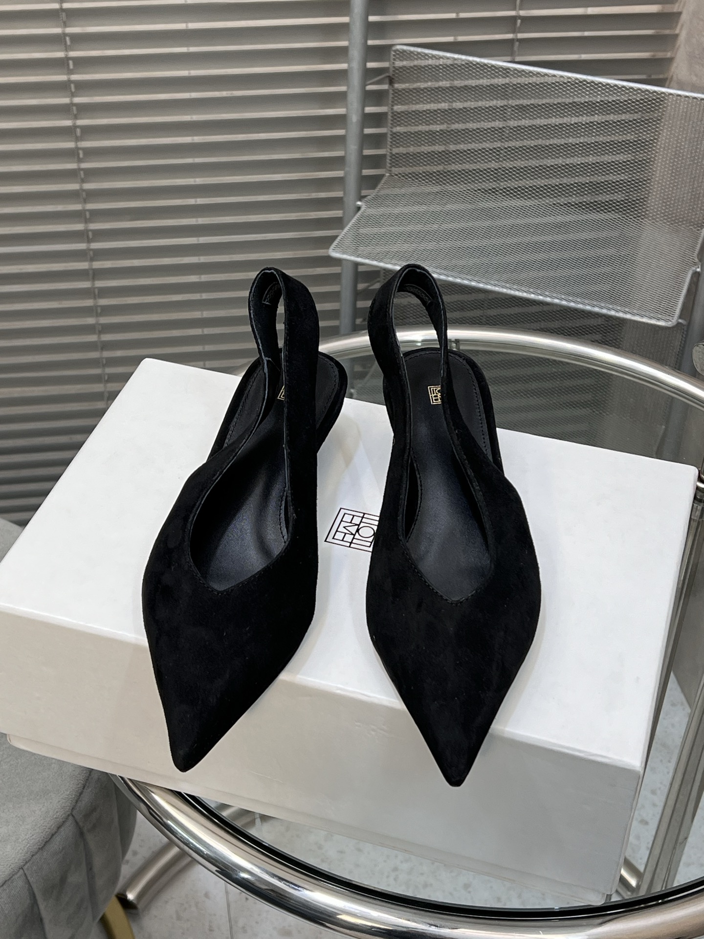 NO:231840,Toteme new pointed toe small heeled shoes, empty sandals, so distinctive, original version purchased and released simultaneously on the official website. For Toteme, a niche but unique, simple and fashionable item, it is really not to be missed in the spring, it is not easy to collide with the style, it is full of taste at first glance. Get it quickly. Upper beef patent leather/beef reverse velvet leather, outsole leather outsole, heel height 4cm, size 35-40 (40 fixed), sandals, sandals, Leather soles19860909Toteme 新款尖头小坡跟单鞋 后空凉鞋 太有特点啦原版购入同步官网发售 对于Toteme这小众却又独特简约时髦的单品 开春真的不容错过 不易撞款 一看就是品味满满 赶紧Get起来. 鞋面牛漆皮/牛反绒皮 大底真皮大底 跟高4cm 码数35-40（40定）,凉鞋,sandals,Leather soles,Women's Shoes