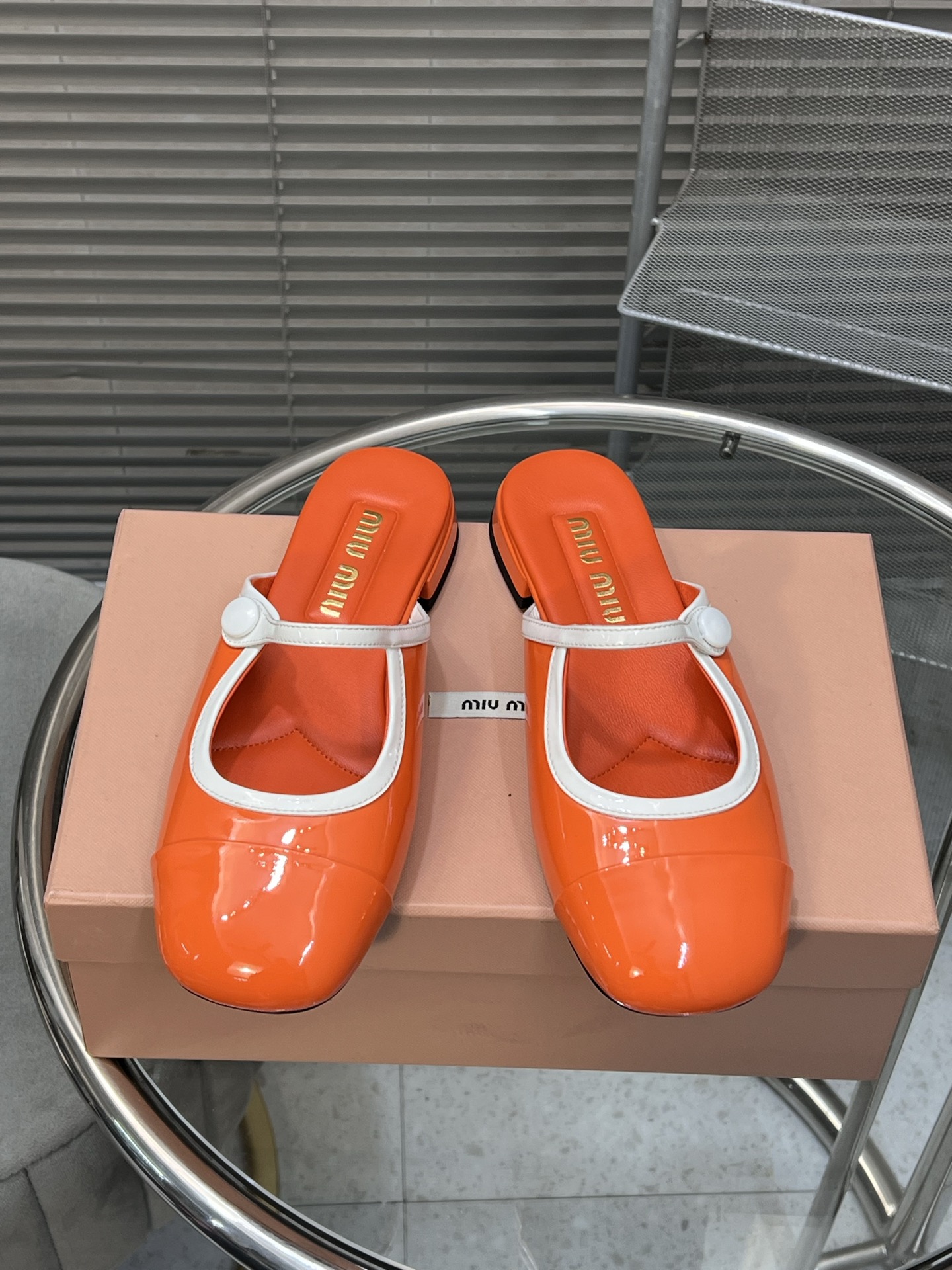 NO:231828,MiuMiu/Mu Miu Spring and Autumn new semi-trailer Mary Zhen single shoes imported upper ox patent leather imported inner sheepskin outsole leather outsole heel height 1.5CM size 35-41 (40/41 custom made without return or replacement), semi-trailer single shoes, miumiu, mary jane, sheepskin, Leather soles19860909MiuMiu/缪缪春秋新款半拖 玛丽珍单鞋 鞋面进口牛漆皮 内里进口羊皮 大底真皮大底 跟高1.5CM 码数35-41（40/41定做不退不换）,半拖单鞋,miumiu,mary jane,sheepskin,Leather soles,Women's Shoes