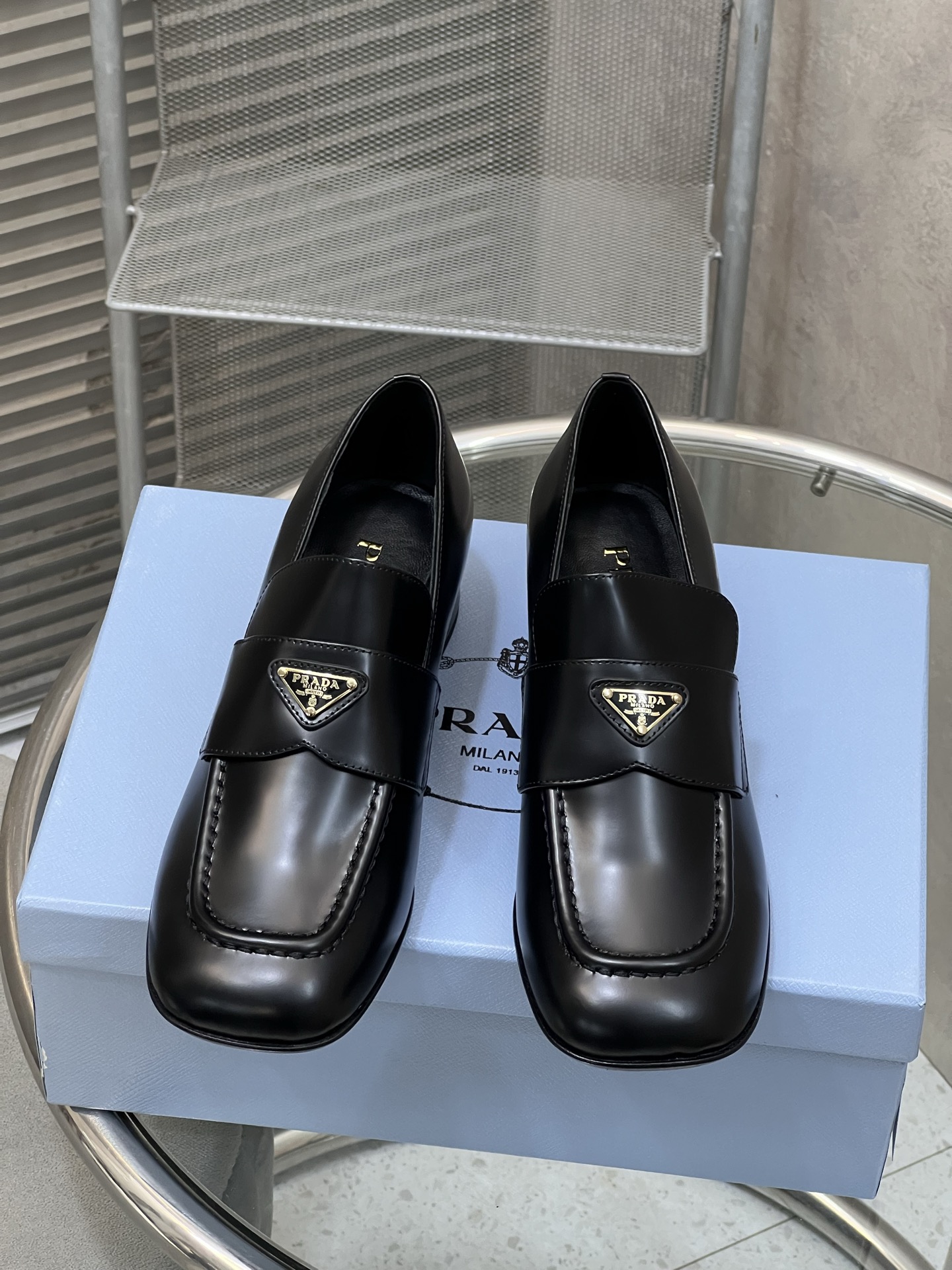 NO:231782,Prada's latest loafers, thick heel single leather shoes, versatile and classic style, never out of date!  Fabric: imported beaded cowhide inner: dyed sheepskin soft and delicate outsole: genuine leather outsole Size: 35-39 (40 custom made without return or exchange), loafers, prada, prada, loafers, cowhide, sheepskin, Leather soles19860909Prada普拉达 最新乐福鞋 粗跟单鞋皮鞋 百搭经典款 永不过时！ 面料:进口开边珠牛皮 内里:透染羊皮柔软细腻 大底:真皮大底 尺码:35-39(40定做不退换）,乐福鞋,prada,prada,loafers,cowhide,sheepskin,Leather soles,Women's Shoes