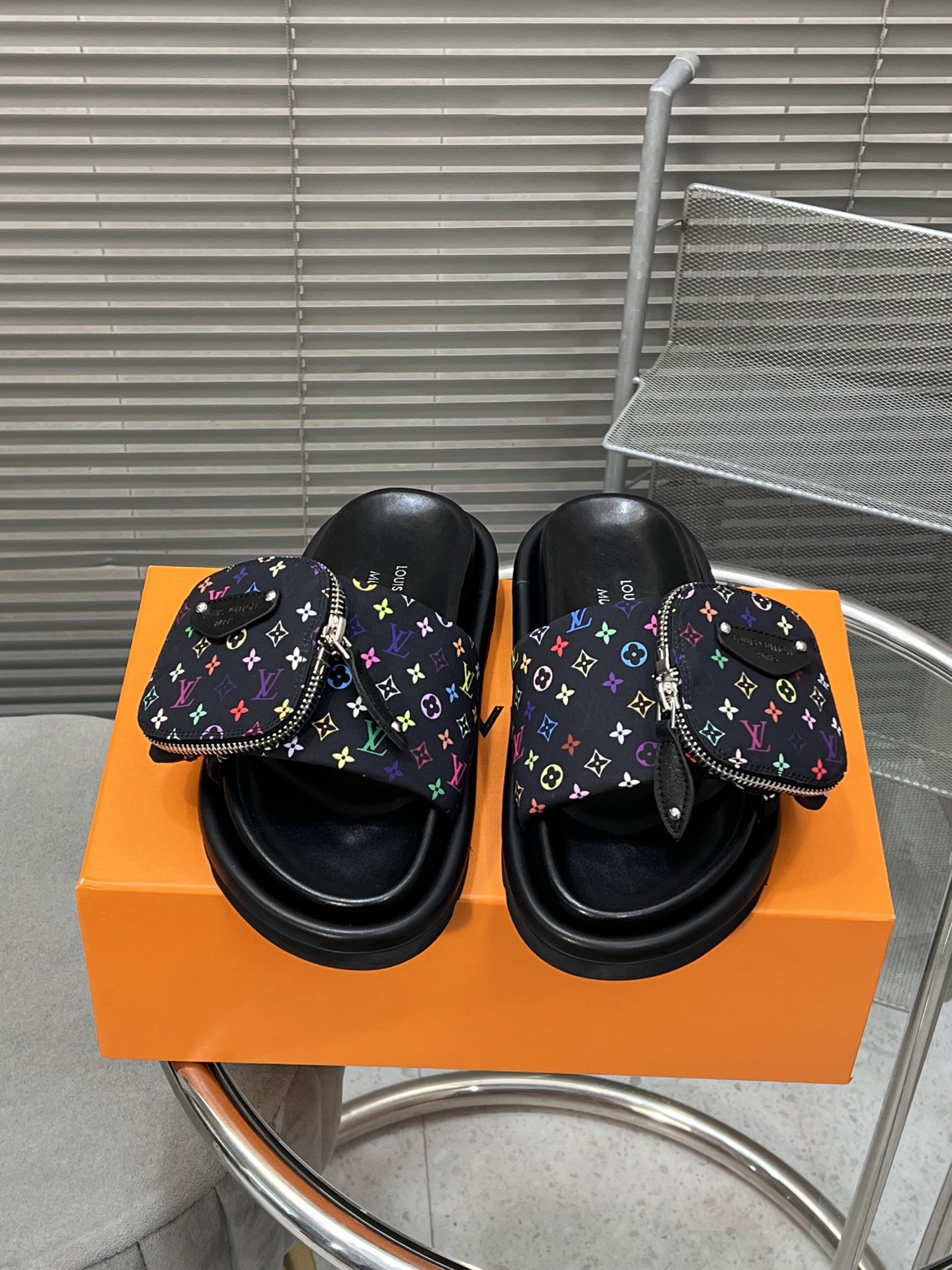 NO:231798,louis vuitton ss25 new arrival~ Lv2025 spring and summer new style｜White three-color Velcro slippers Louis Vuitton x Takashi Murakami Takashi Co-branded series # Sole high-density foam material, extremely lightweight, lambskin material along strips and foot pads!  Size women 35-40, slippers, louis vuitton, louis vuitton, slippers, sheepskin19860909louis vuitton ss25 new arrival～ Lv2025春夏新款｜白三彩魔术贴拖鞋 Louis Vuitton x Takashi Murakami村上隆 联名系列# 鞋底高密度发泡材质,轻盈无比,沿条和垫脚小羊皮材质！ Size女35-40,拖鞋,louis vuitton,louis vuitton,slippers,sheepskin,Women's Shoes