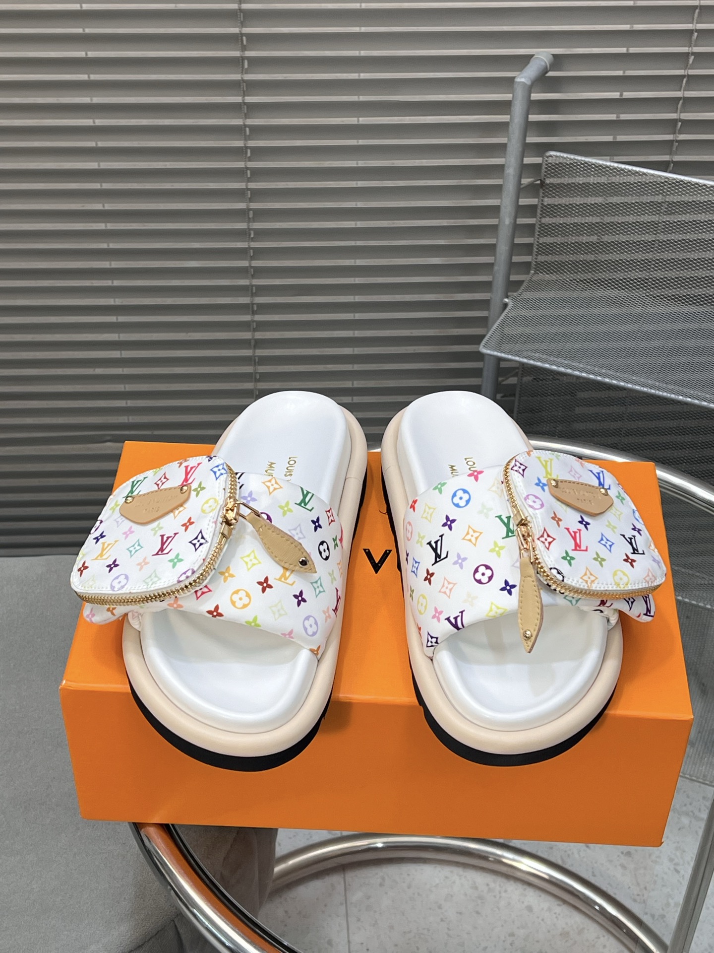 NO:231801,louis vuitton ss25 new arrival~ Lv2025 spring and summer new style｜White three-color Velcro slippers Louis Vuitton x Takashi Murakami Takashi Co-branded series # Sole high-density foam material, extremely lightweight, lambskin material along strips and foot pads!  Size35-40, slippers, louis vuitton, louis vuitton, slippers, sheepskin19860909louis vuitton ss25 new arrival～ Lv2025春夏新款｜白三彩魔术贴拖鞋 Louis Vuitton x Takashi Murakami村上隆 联名系列# 鞋底高密度发泡材质,轻盈无比,沿条和垫脚小羊皮材质！ Size35-40,拖鞋,louis vuitton,louis vuitton,slippers,sheepskin,Women's Shoes