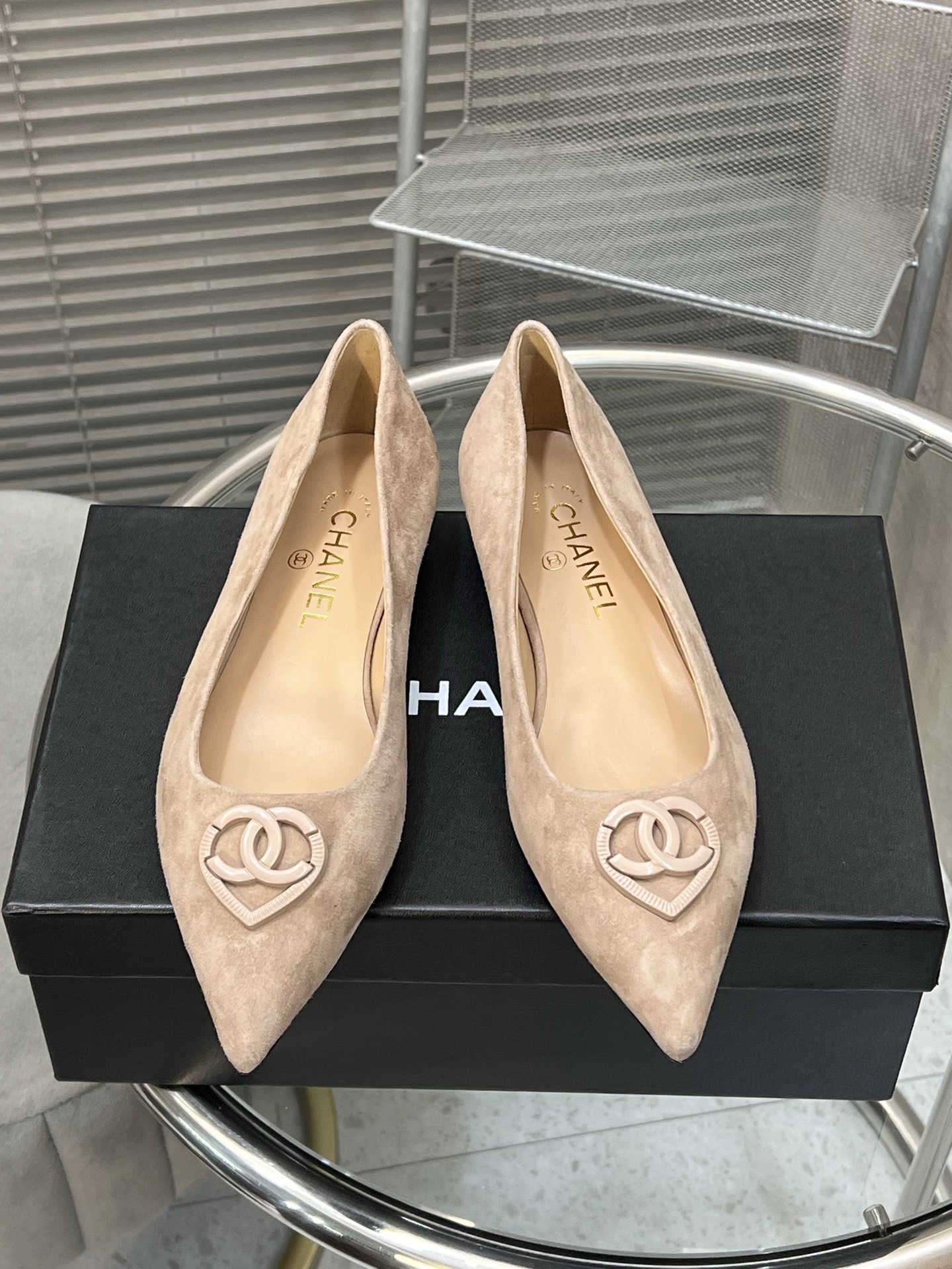 NO:231822,Chanel Xiaoxiang new love pointed toe single shoes, imported sheepskin/paper leather surface, footbed inside sheepskin, original genuine leather outsole, heel height 6cm Size: 35-40 (customized for 40), single shoes, chanel, sheepskin, Leather soles19860909Chanel 小香新款爱心尖头单鞋 鞋面进口羊皮/漆皮面 垫脚内里羊皮, 原版真皮大底 跟高6cm Size:35-40（40定做）,单鞋,chanel,sheepskin,Leather soles,Women's Shoes