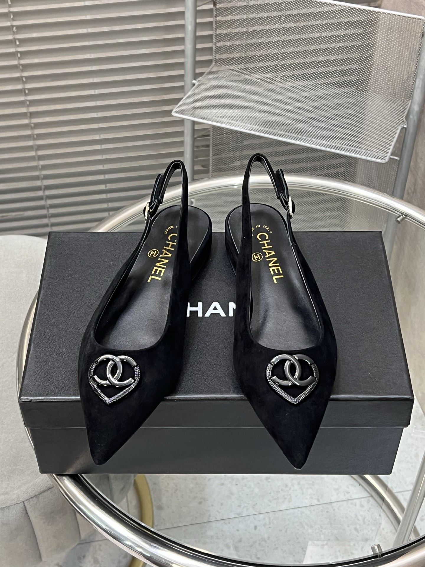 NO:231823,Chanel Xiaoxiang new love pointed toe single shoes, imported sheepskin/paper leather surface, footbed inside sheepskin, original genuine leather outsole, heel height 1.5cm Size: 35-40 (customized for 40), single shoes, chanel, sheepskin, Leather soles19860909Chanel 小香新款爱心尖头单鞋 鞋面进口羊皮/漆皮面 垫脚内里羊皮, 原版真皮大底 跟高1.5cm Size:35-40（40定做）,单鞋,chanel,sheepskin,Leather soles,Women's Shoes